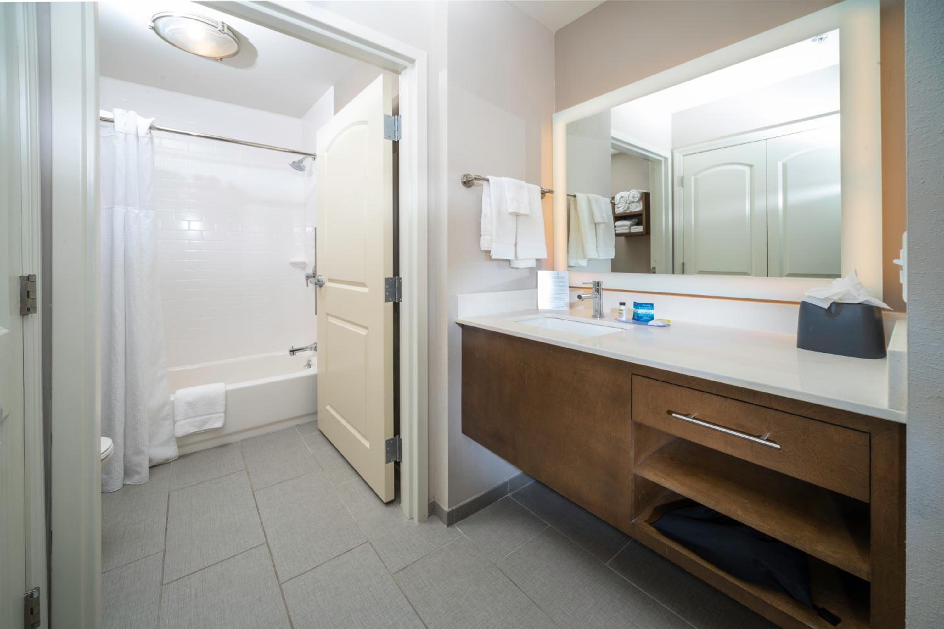 Two Bedroom Suite with One Queen Bed and Two Double Beds - Non-Smoking - Photo 6