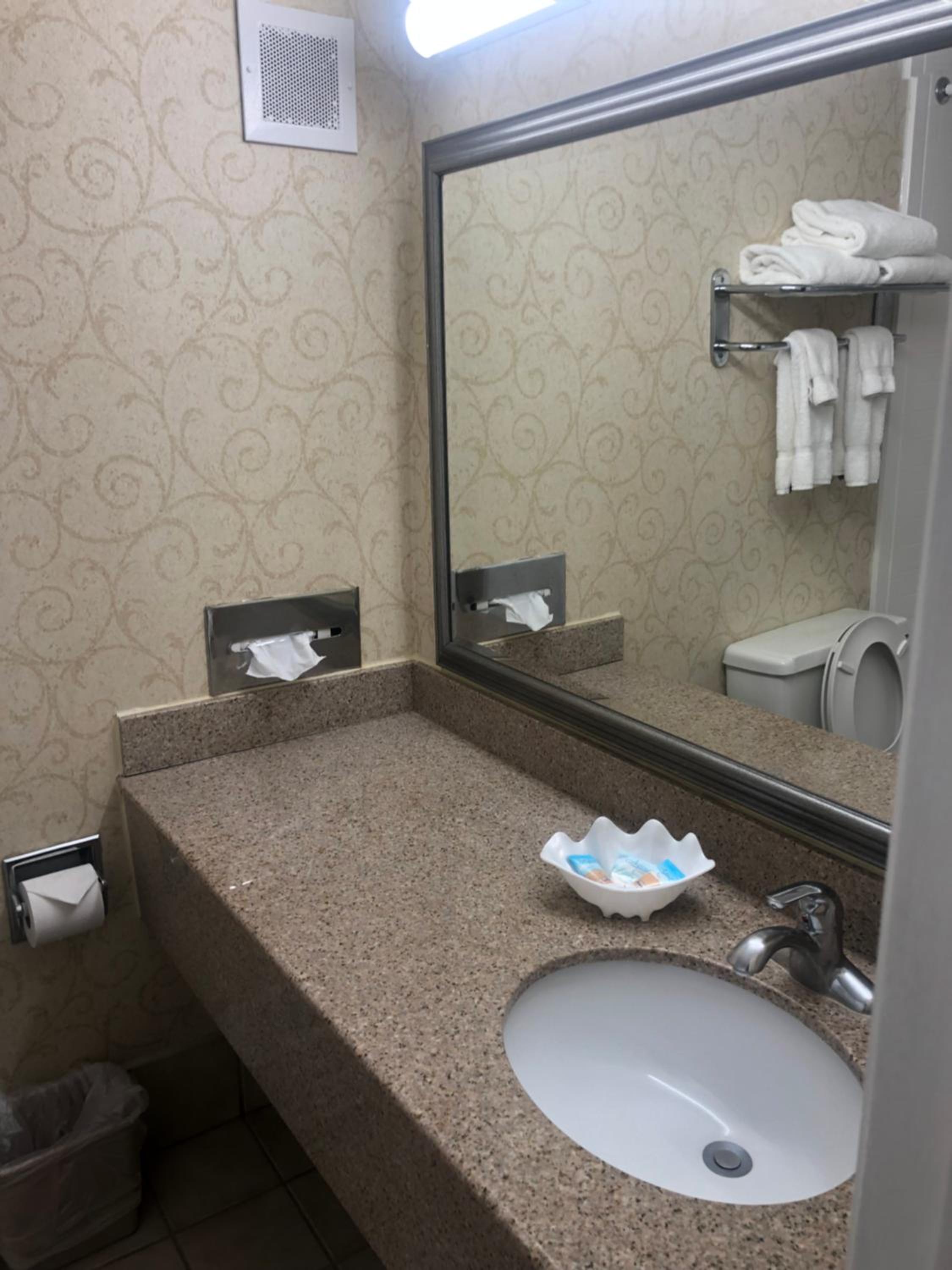 Standard Room with Two Queen Beds – North Building, City View - Photo 5