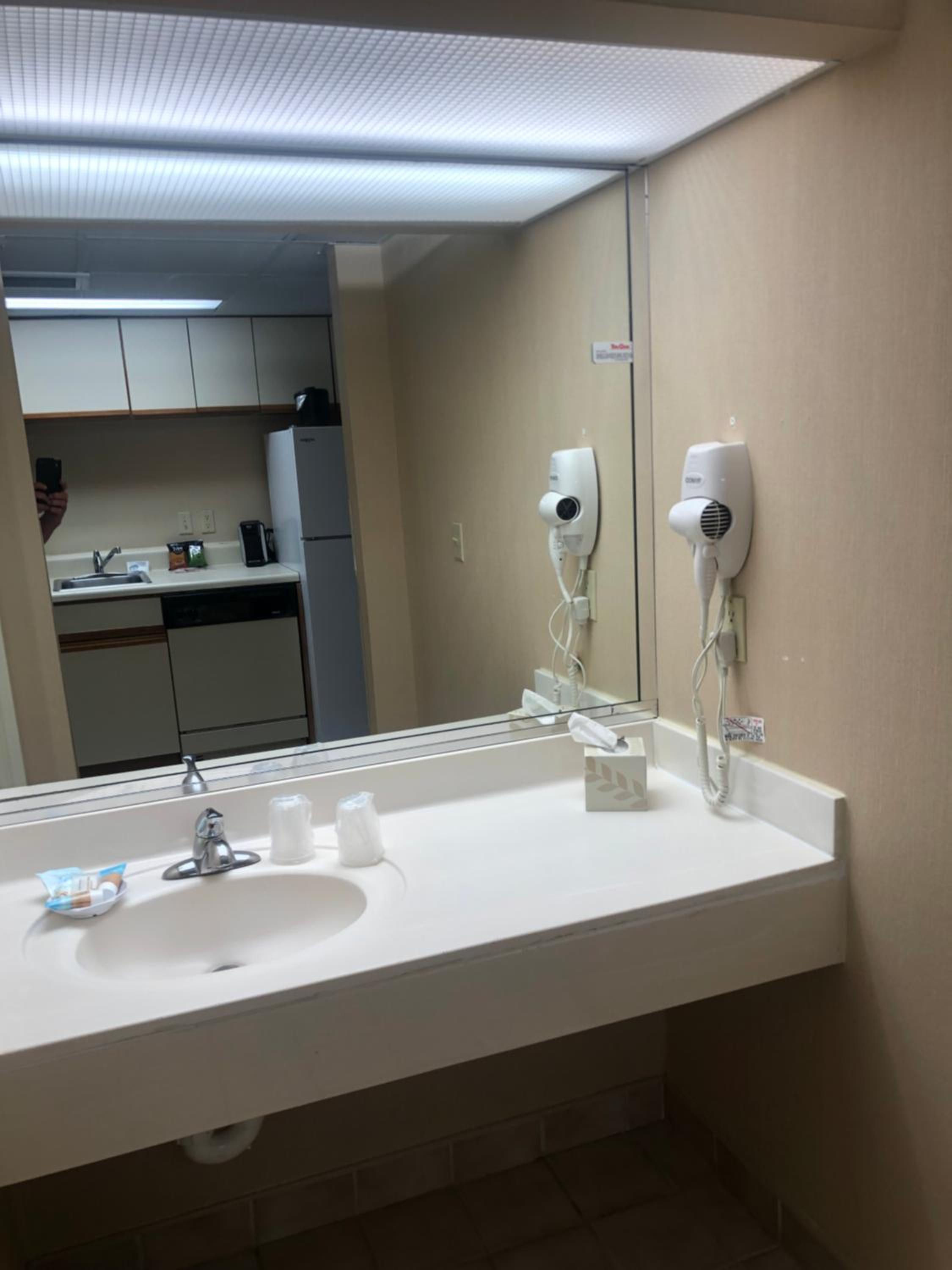 Bayfront Deluxe Queen with Kitchenette - South Building - Photo 5