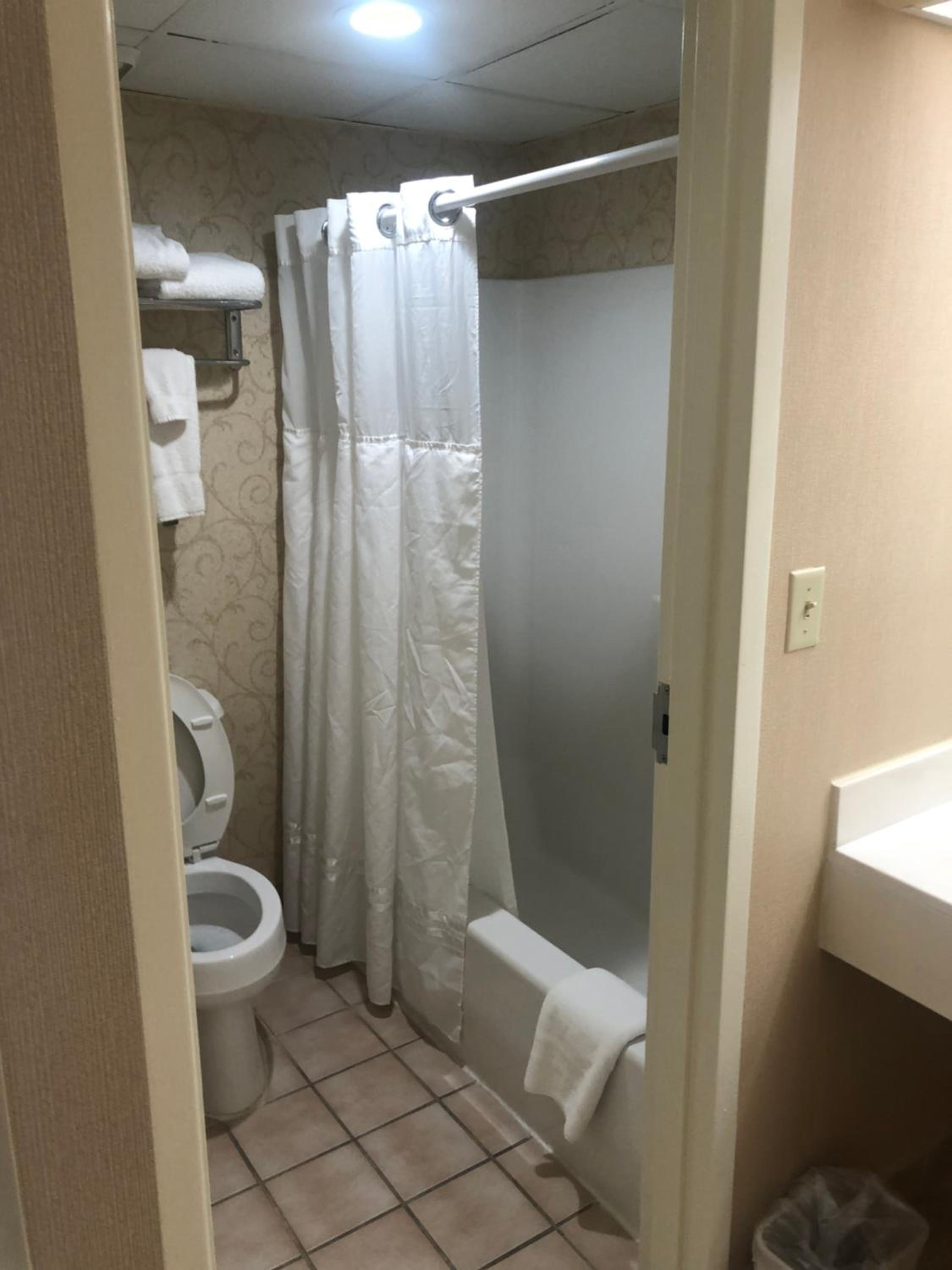 Bayfront Deluxe Queen with Kitchenette - South Building - Photo 4
