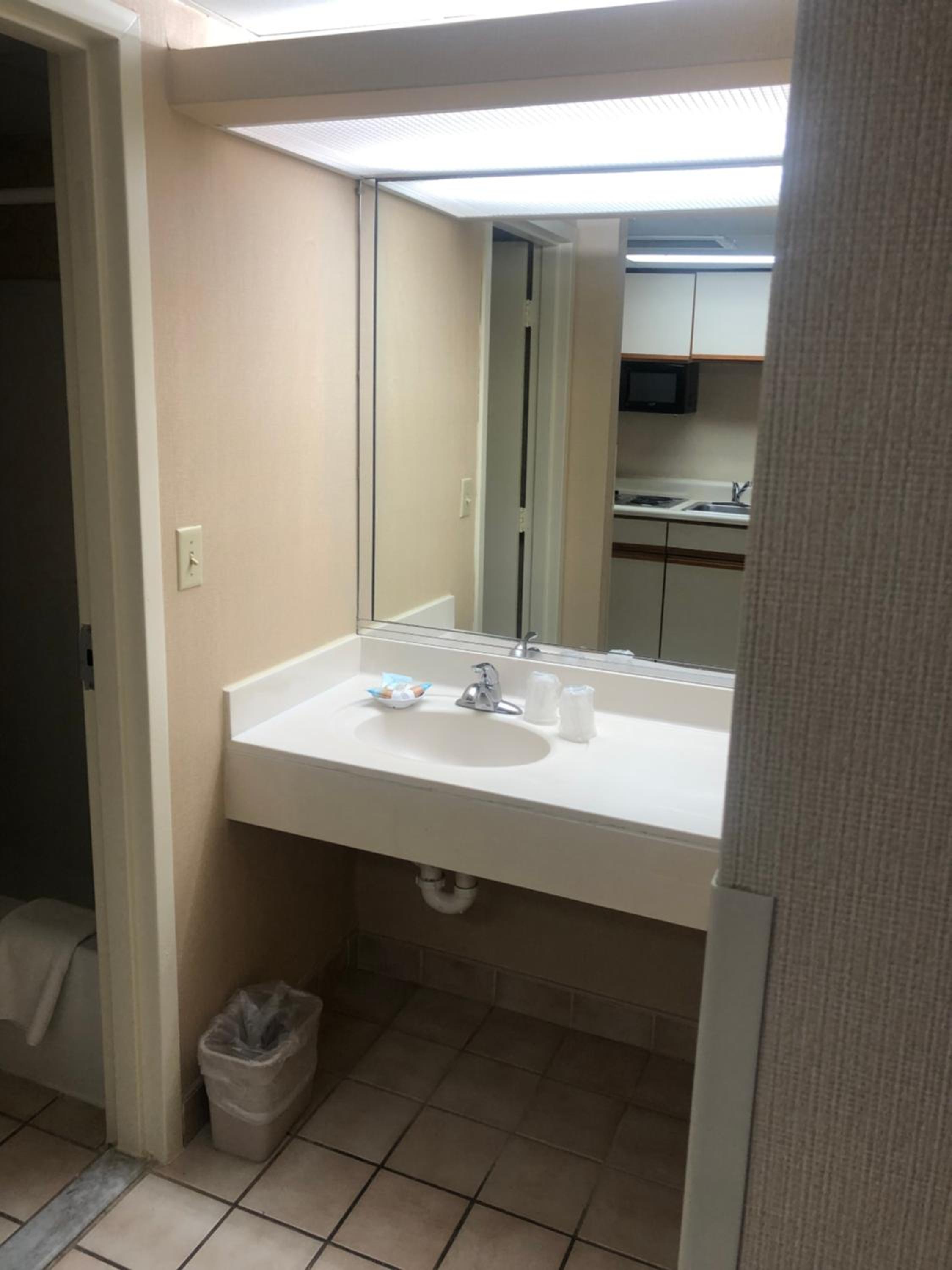 Queen Room with Kitchenette – South Building, Non-View - Photo 6