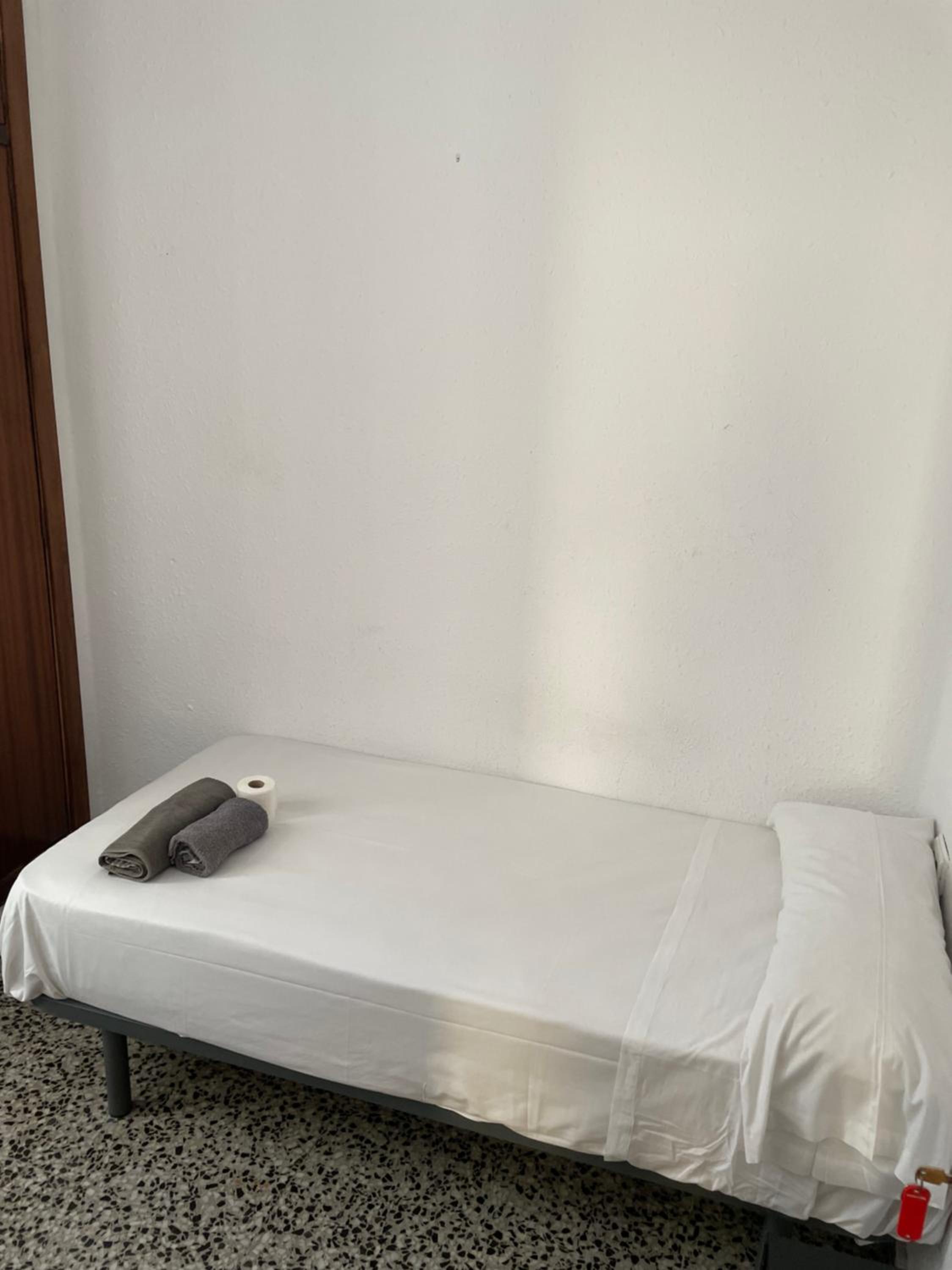 Habitación individual con baño compartido