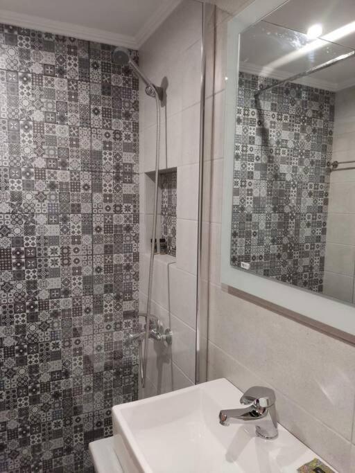 One-Bedroom Apartment - Photo 3