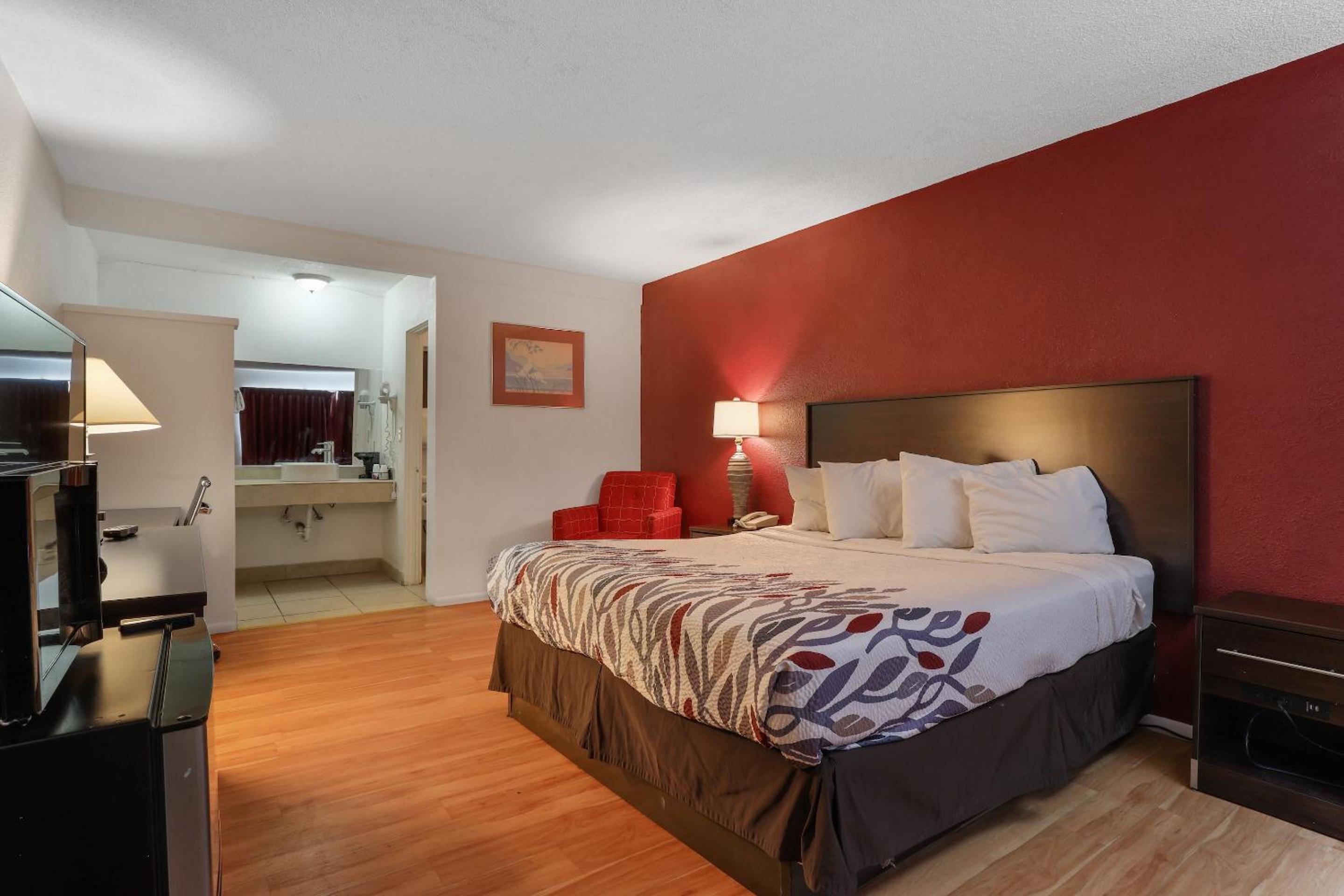 Suite with King Bed and Two Queen Beds Non-Smoking photo 1