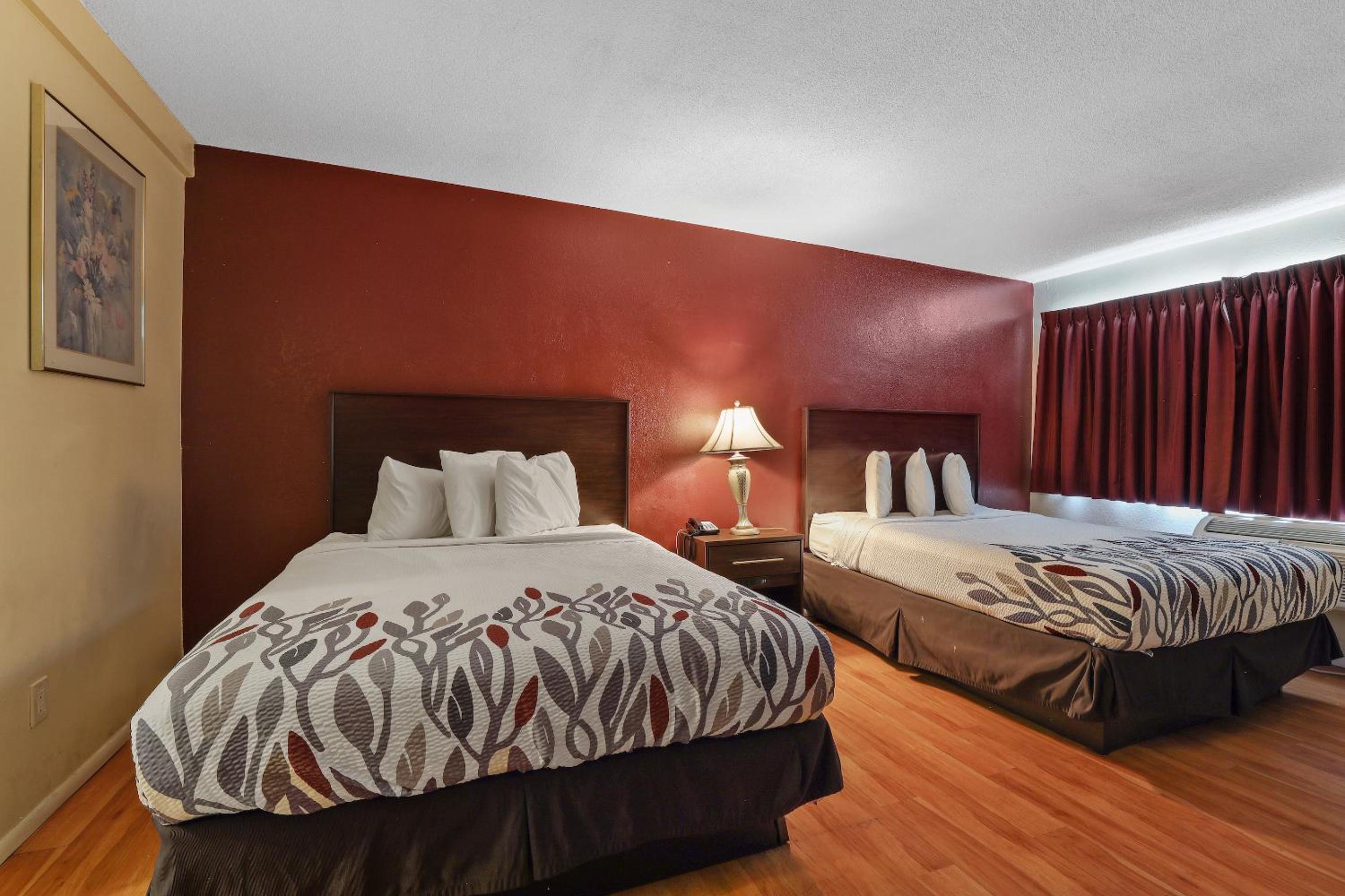 Suite with King Bed and Two Queen Beds Non-Smoking photo 2