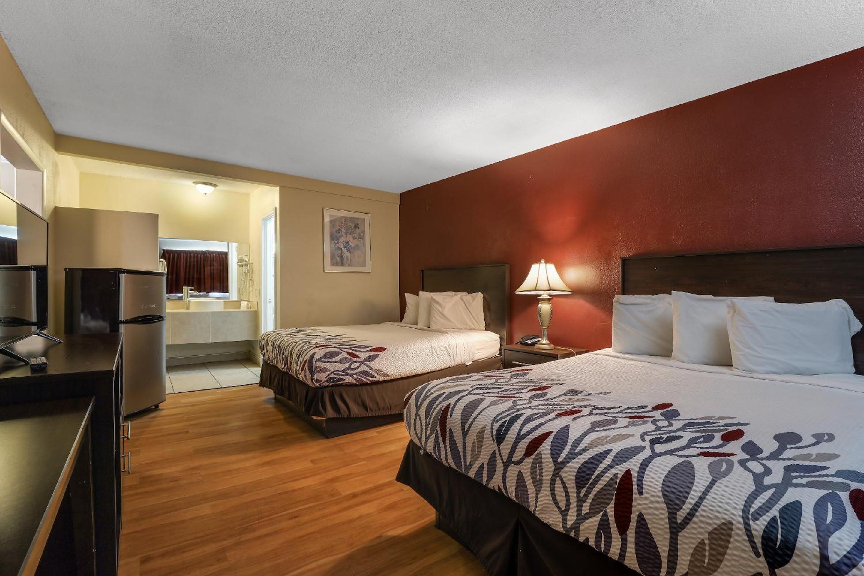 Suite with King Bed and Two Queen Beds Non-Smoking photo 3