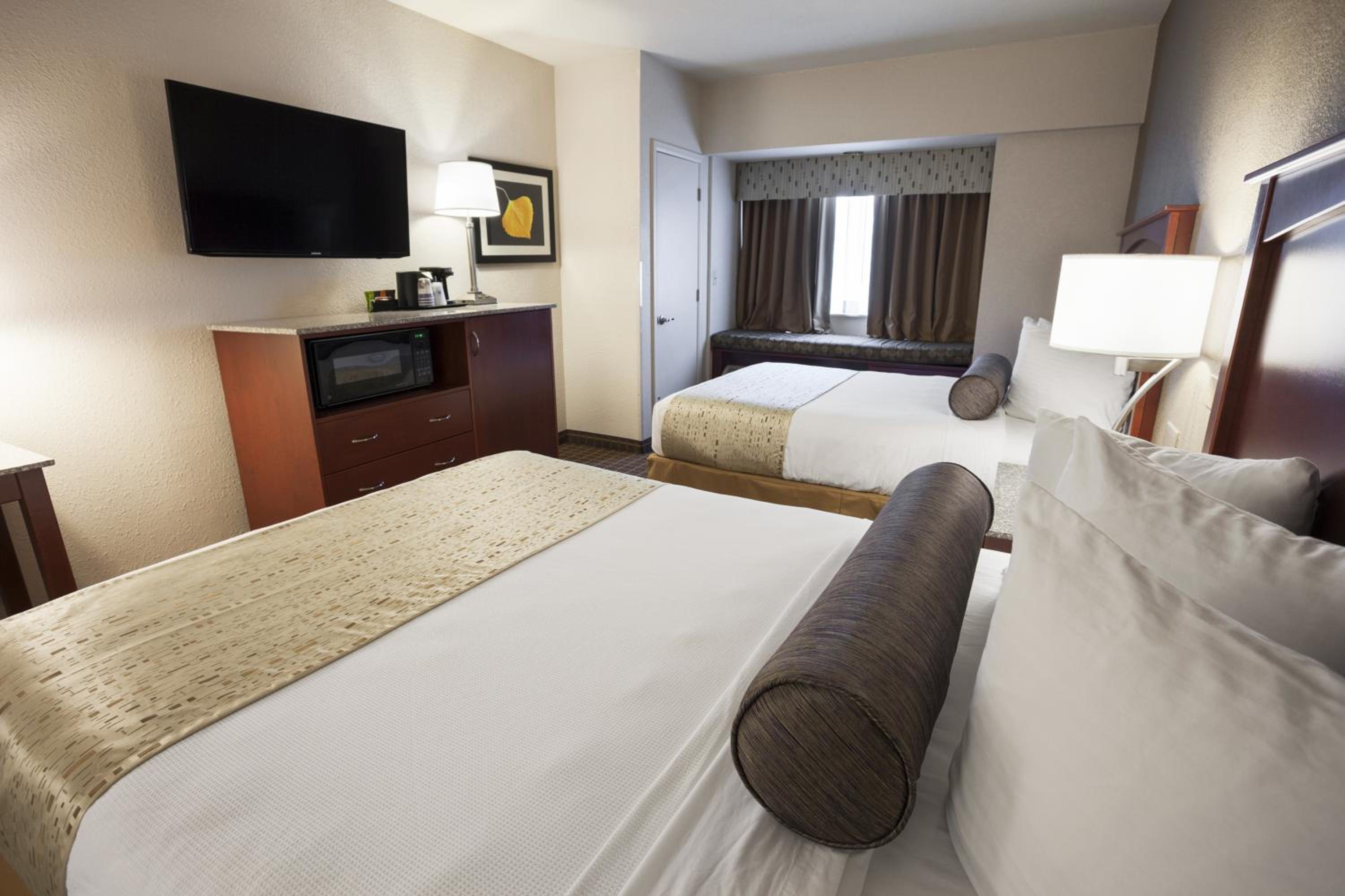 Queen Room with Two Queen Beds - Non-Smoking - Photo 4