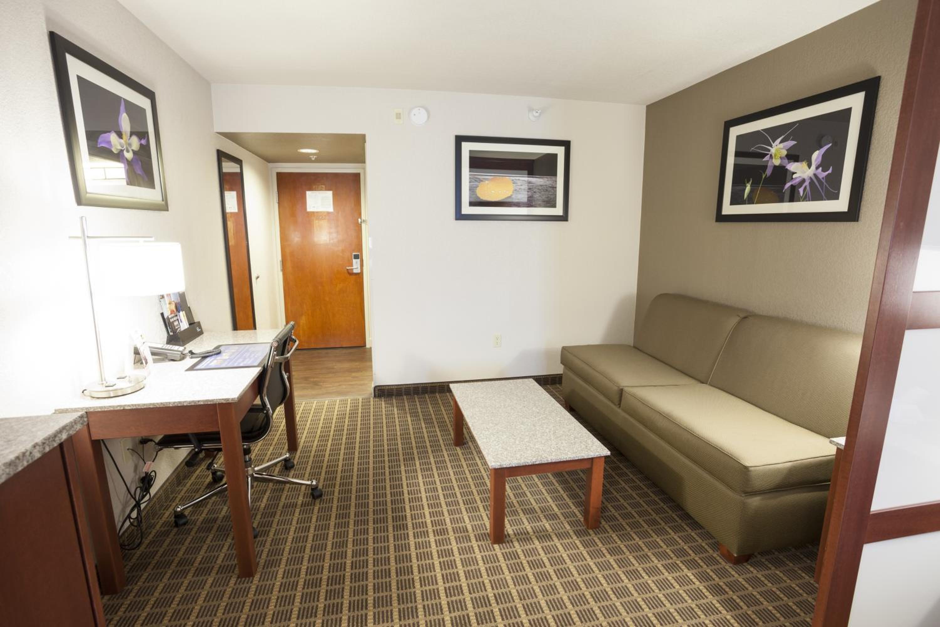 King Suite with Mountain View - Non-Smoking - Photo 10