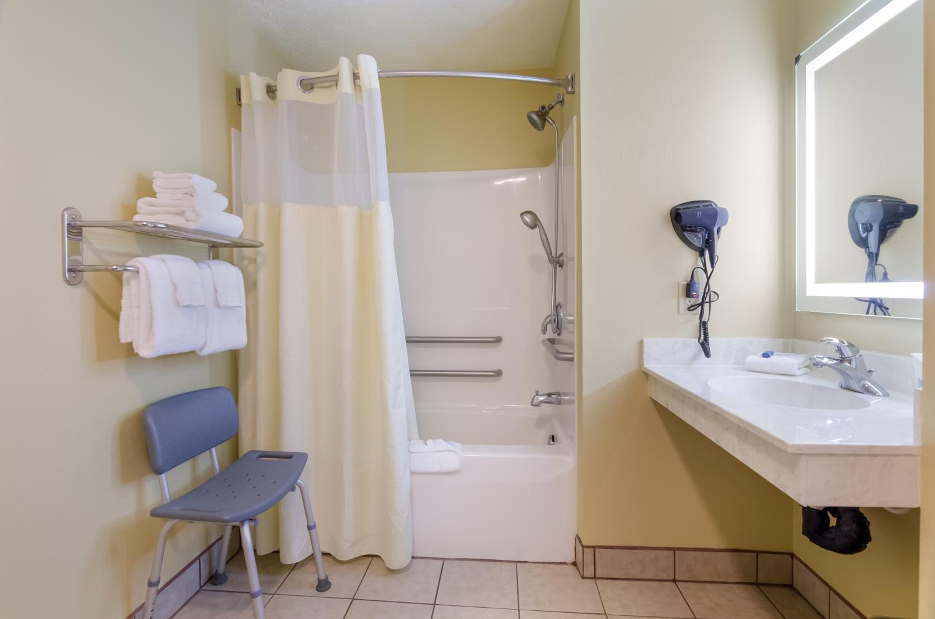 Queen Room - Disability Access - Photo 4