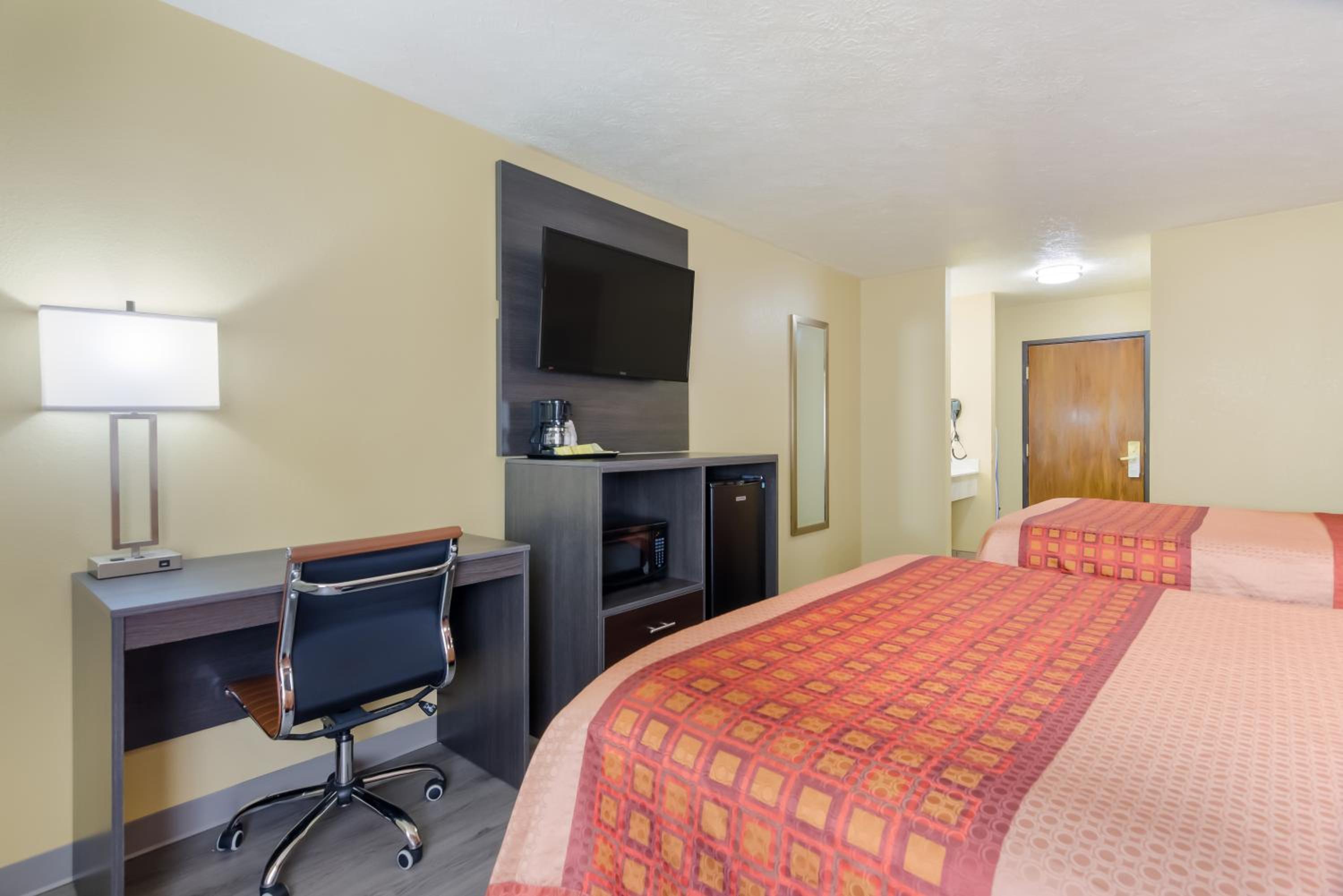 Queen Room with Two Queen Beds - Photo 3