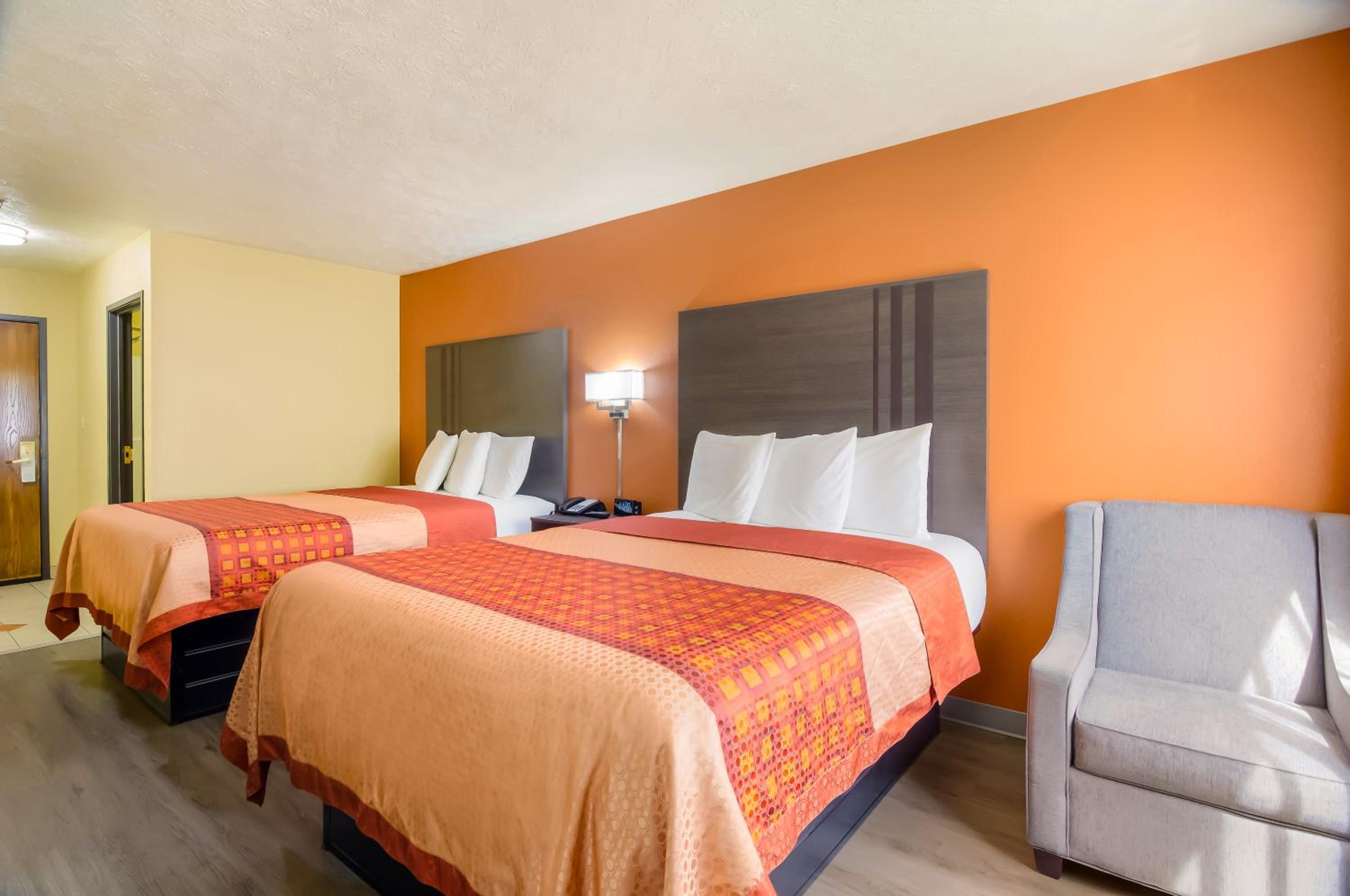 Queen Room with Two Queen Beds - Photo 2