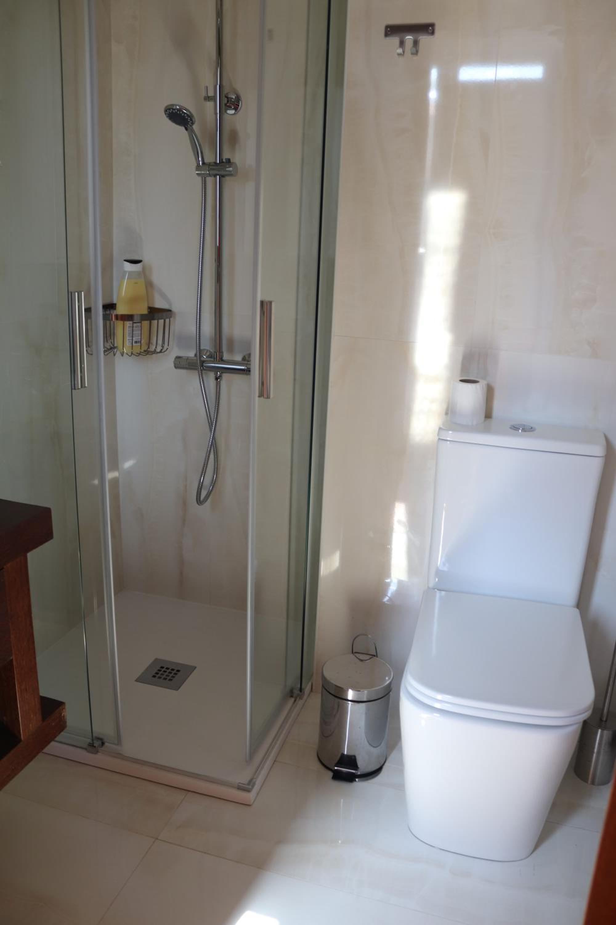Large Double Room - Photo 5