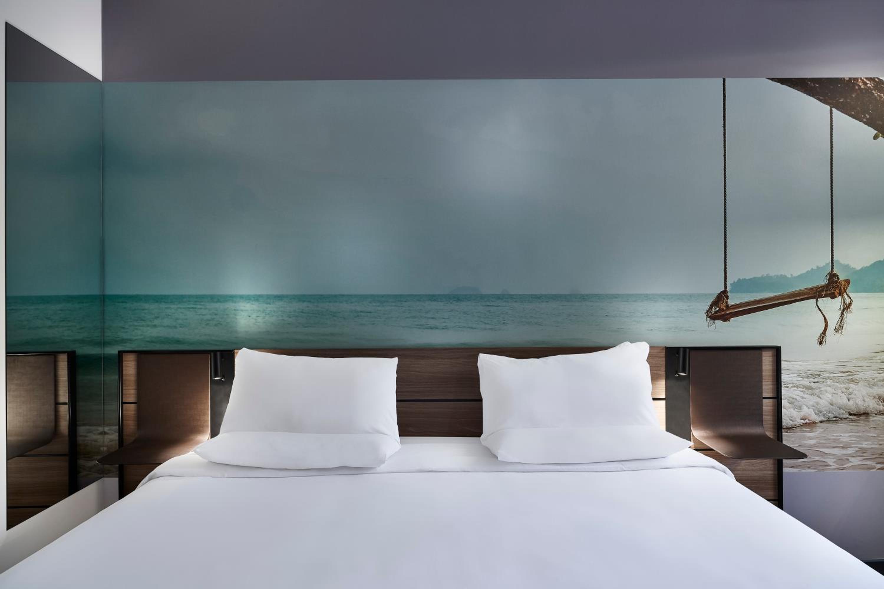 Executive Queen Room with View thumbnail 6