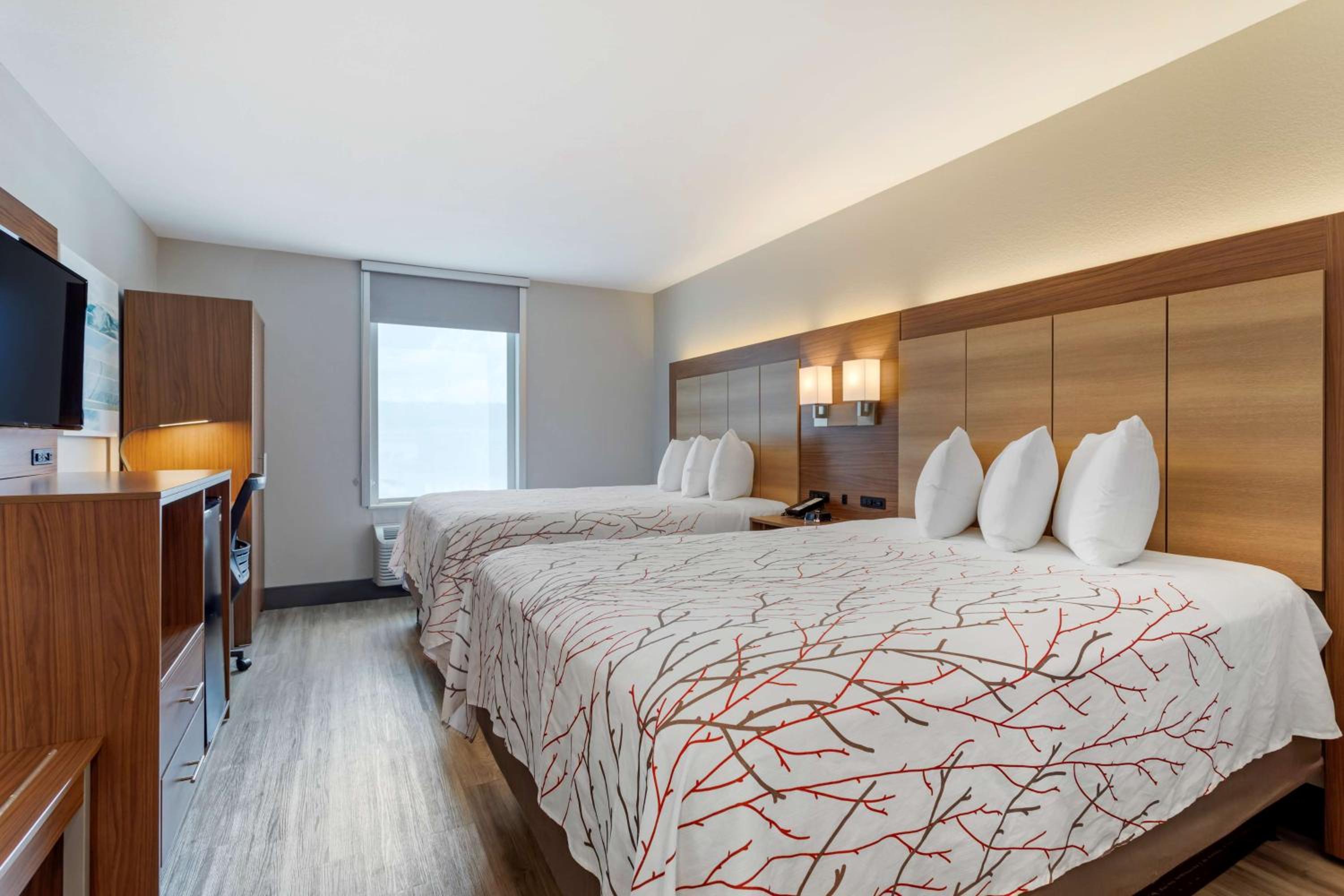 Queen Room With Two Queen Beds - Photo 1
