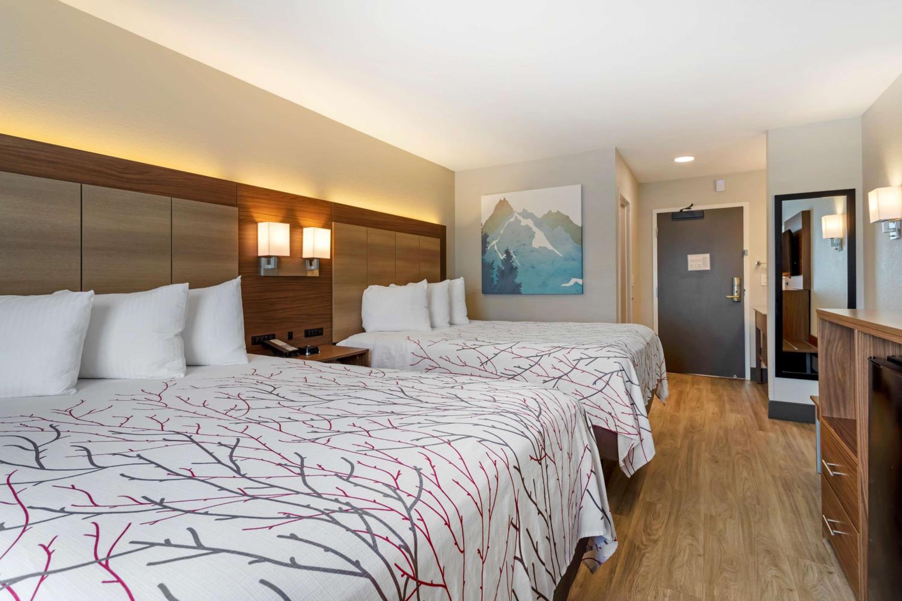 Queen Room With Two Queen Beds - Photo 9