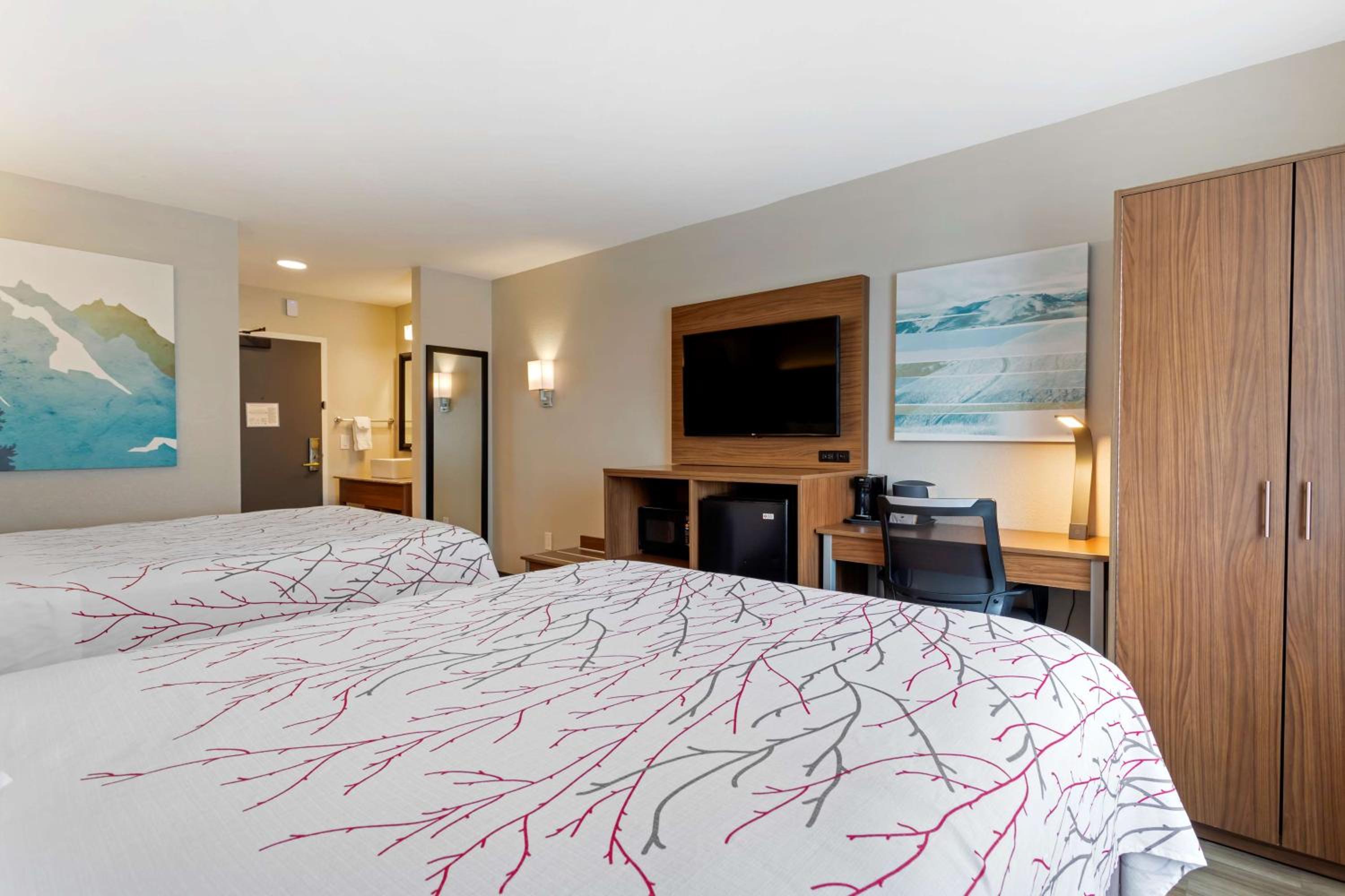 Queen Room With Two Queen Beds - Photo 4