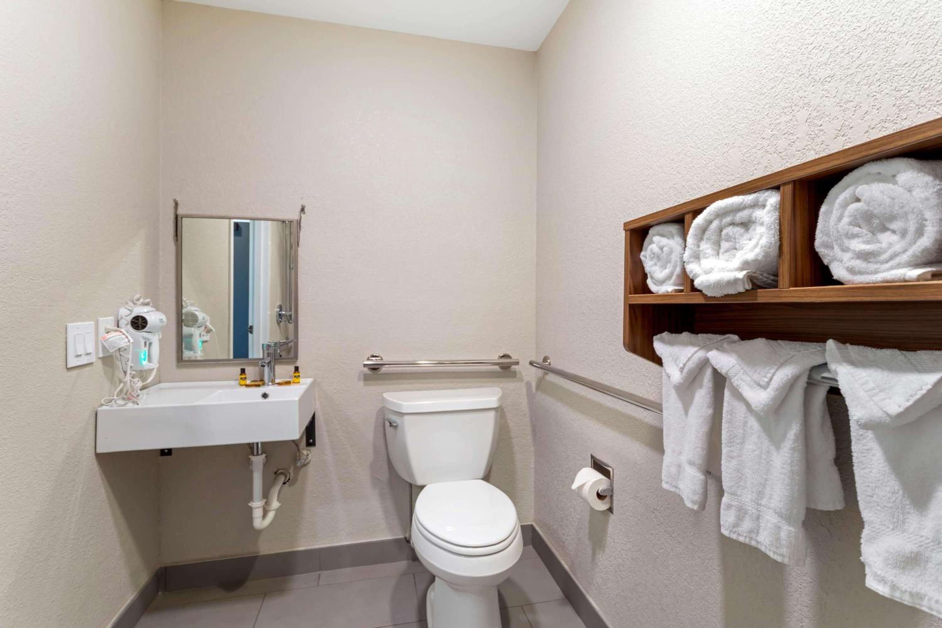 King Room With Roll-In Shower - Disability Access - Photo 5