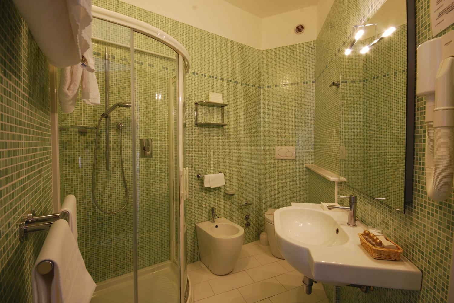 Room with One Queen and Two Single Beds - Non-Smoking - Photo 5