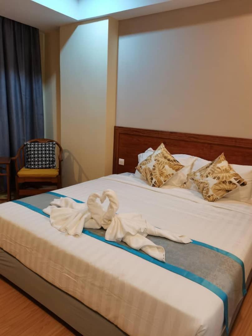 Deluxe King Room - Photo 2
