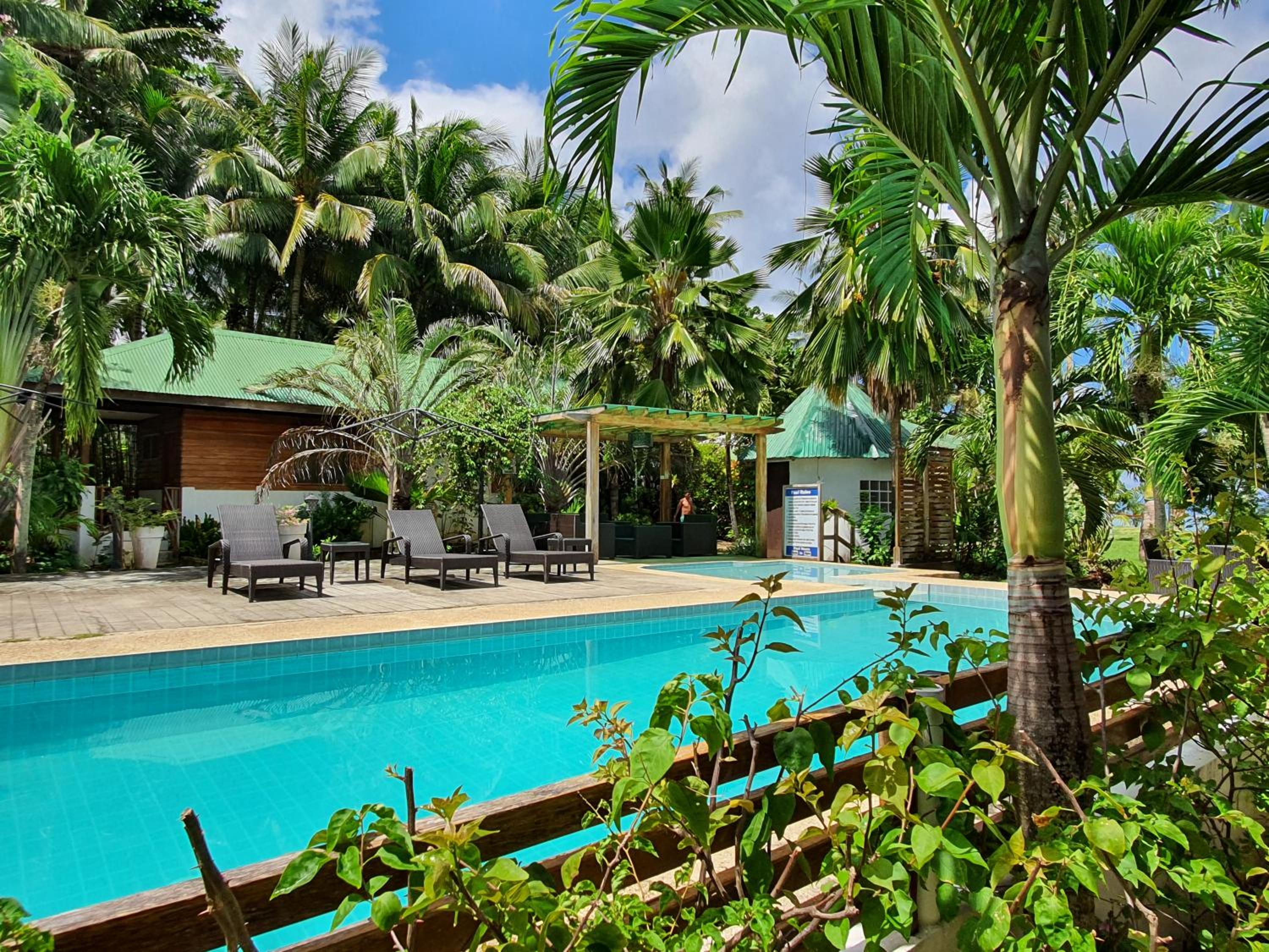 Deluxe Room with Pool View - Photo 10