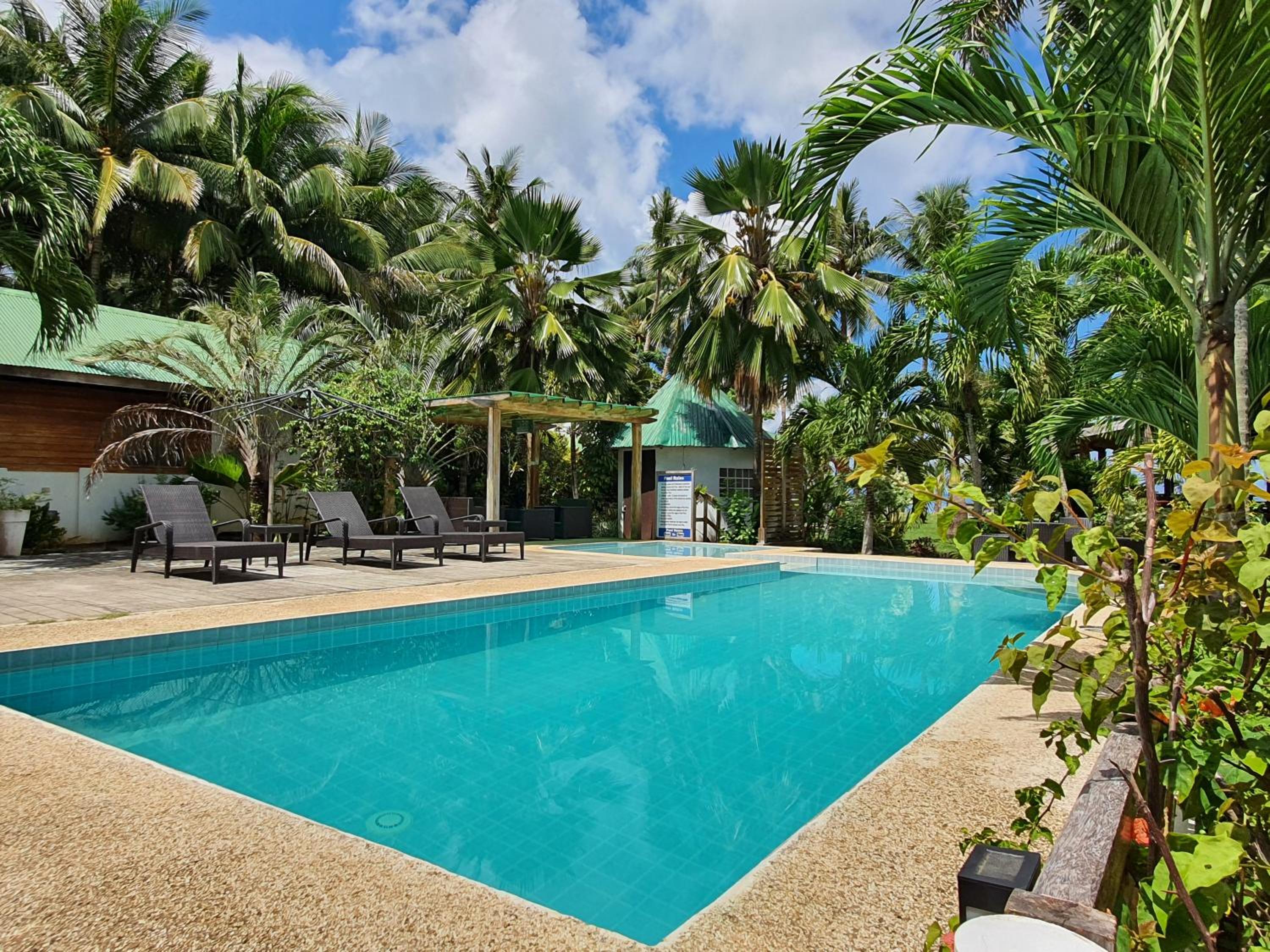 Deluxe Room with Pool View - Photo 8
