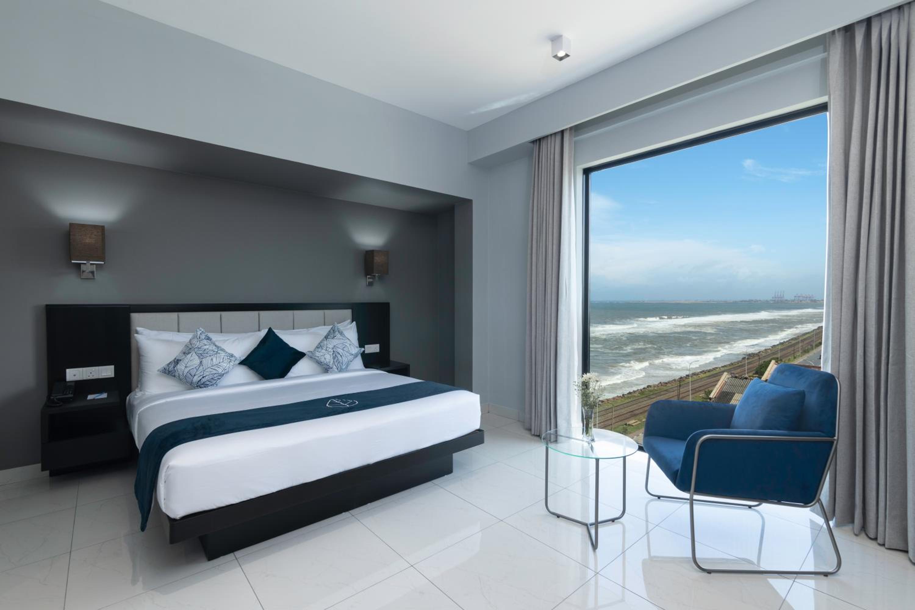 Deluxe King Room Partial Sea View
