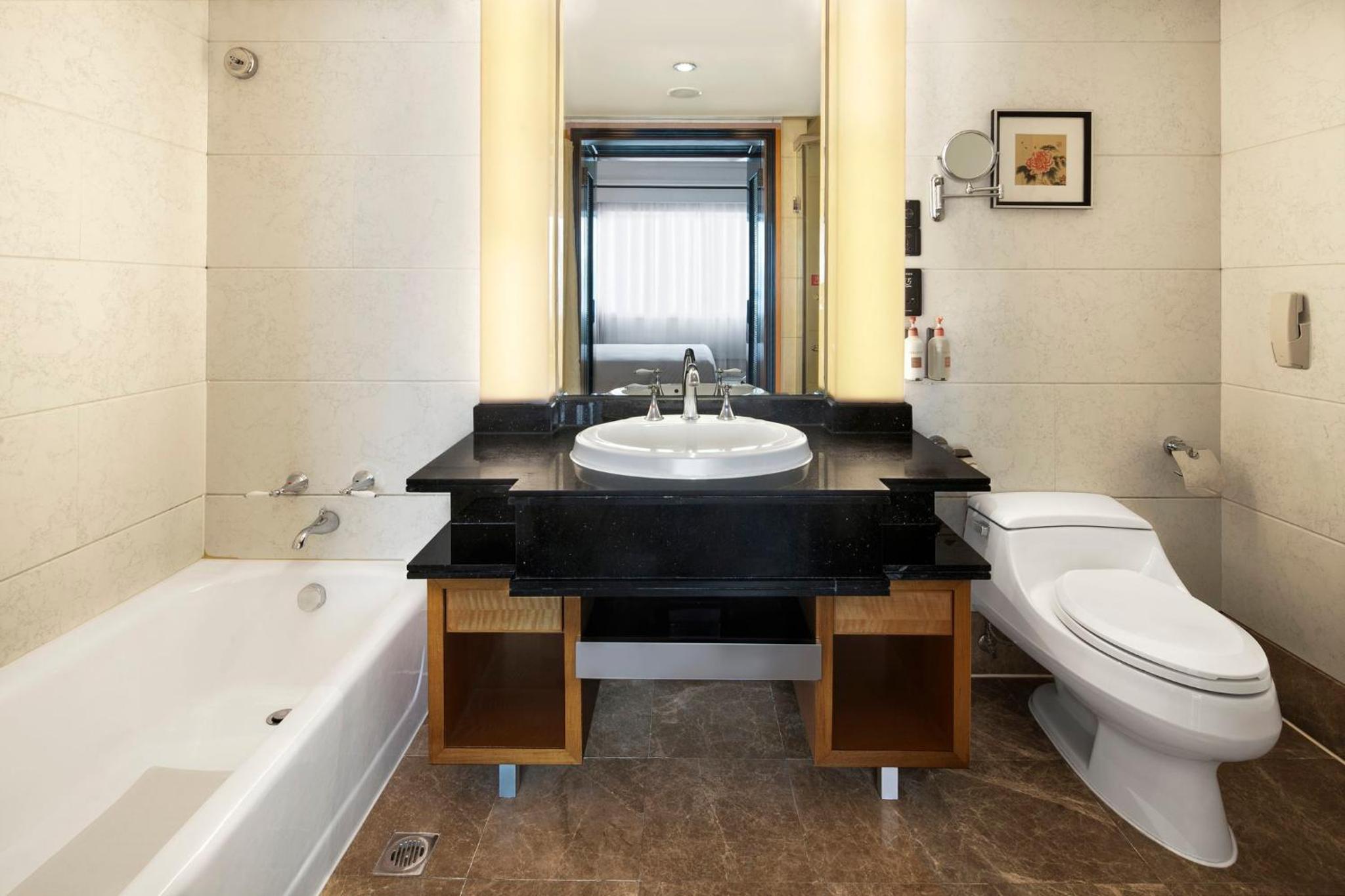 One-Bedroom Suite - Photo 3