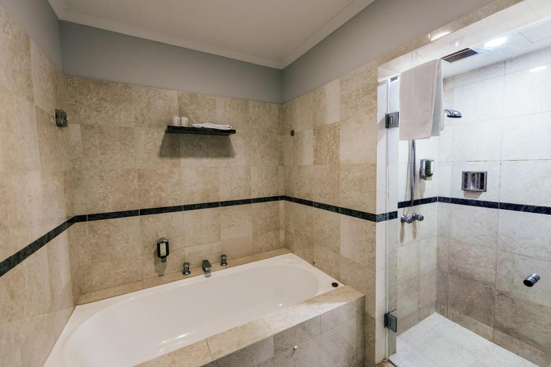 King Suite - Photo 8