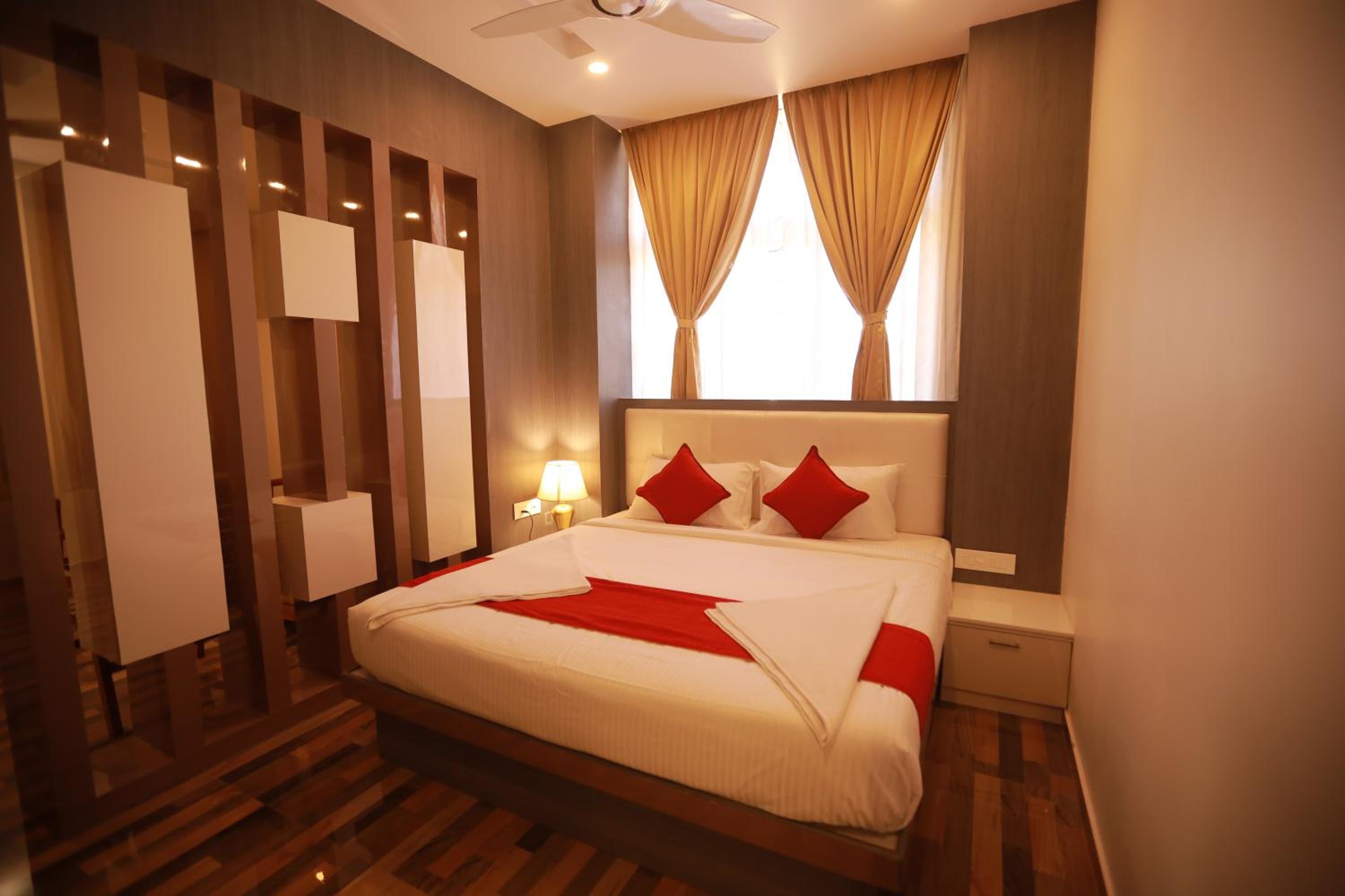 Deluxe King Suite photo 1