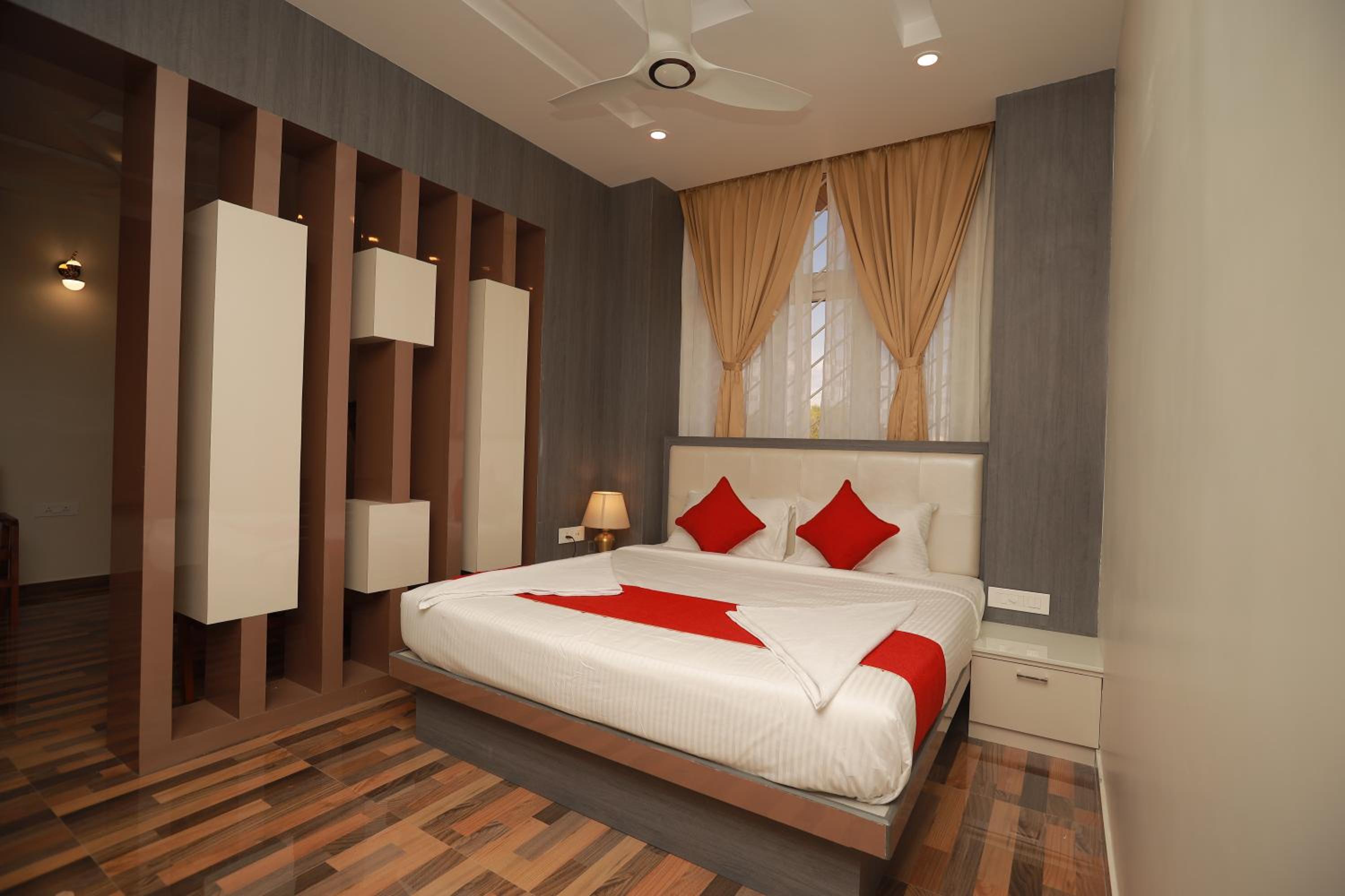 Deluxe King Suite photo 2