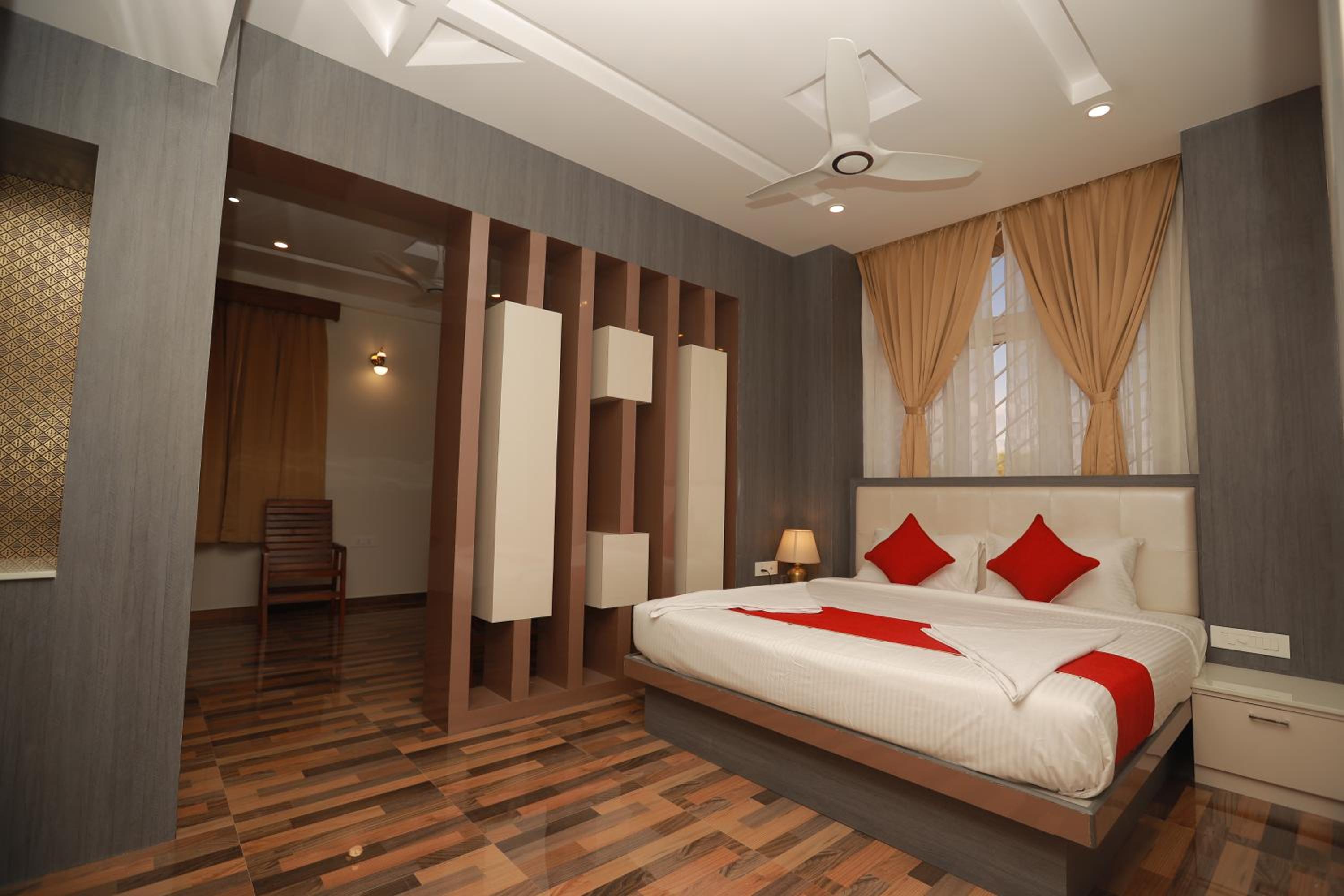 Deluxe King Suite photo 3