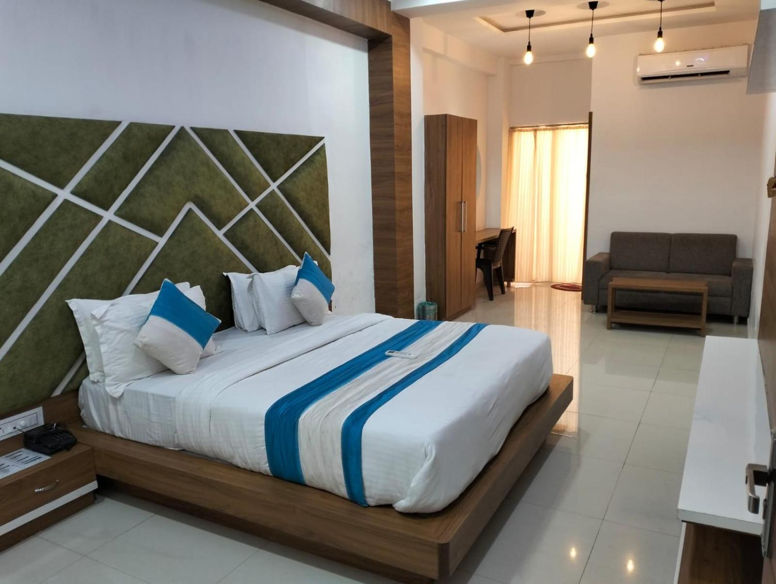 Double Room with Balcony (3 Adults) photo 2