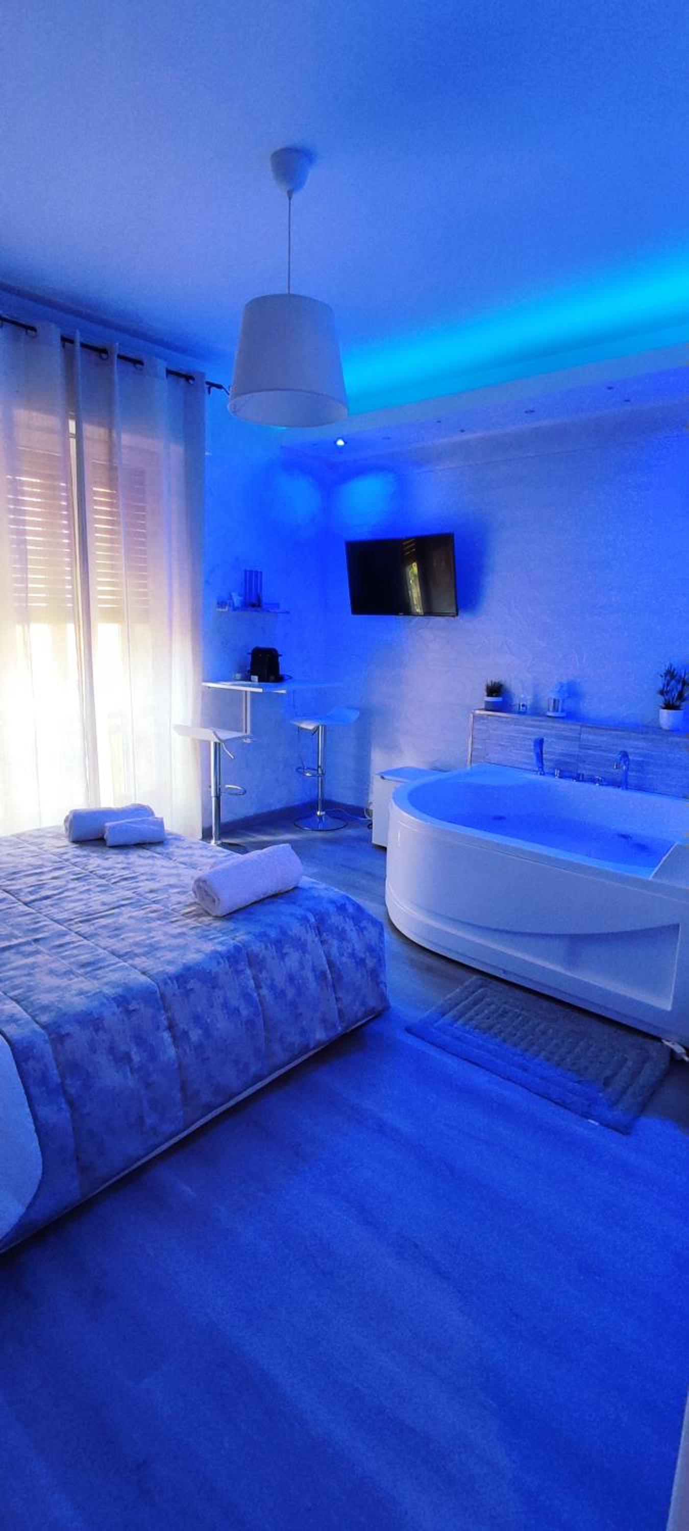 Deluxe Suite with Spa Bath - Photo 10