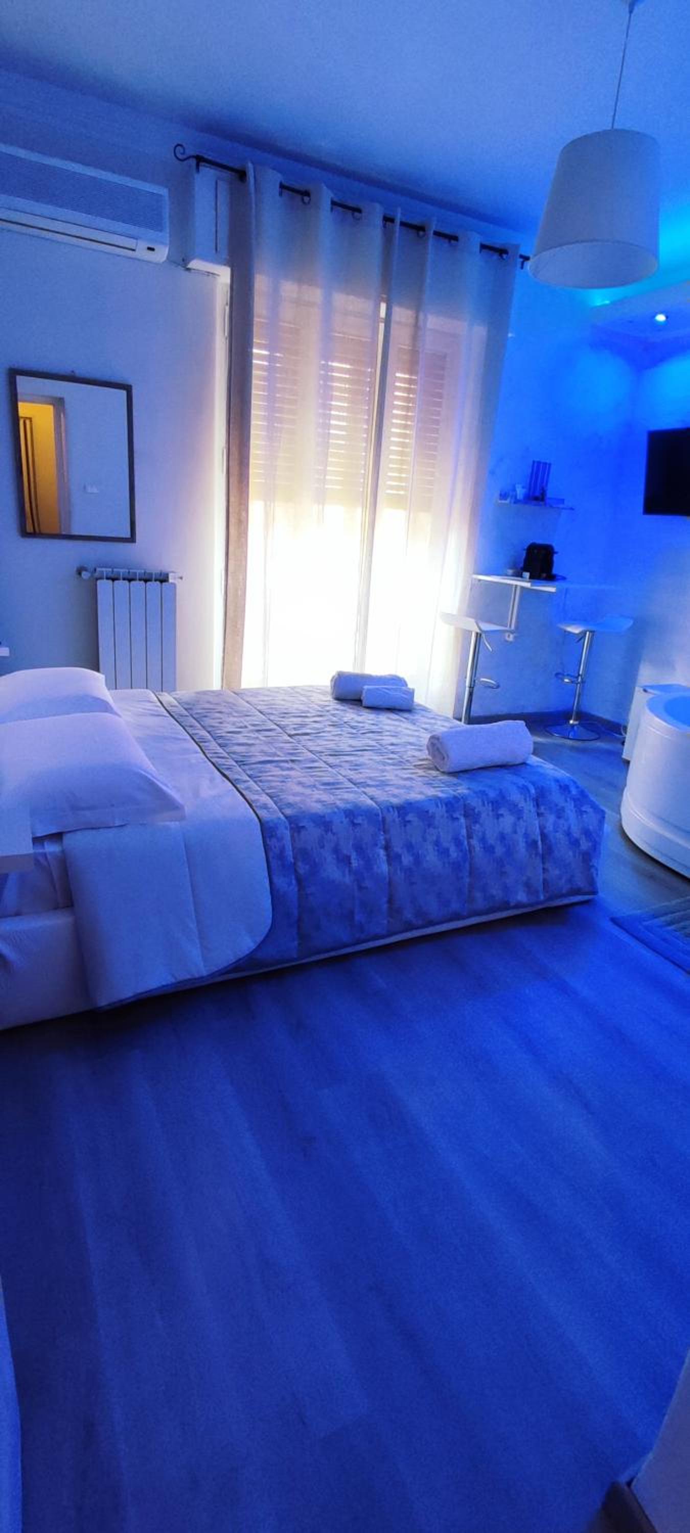 Deluxe Suite with Spa Bath - Photo 20