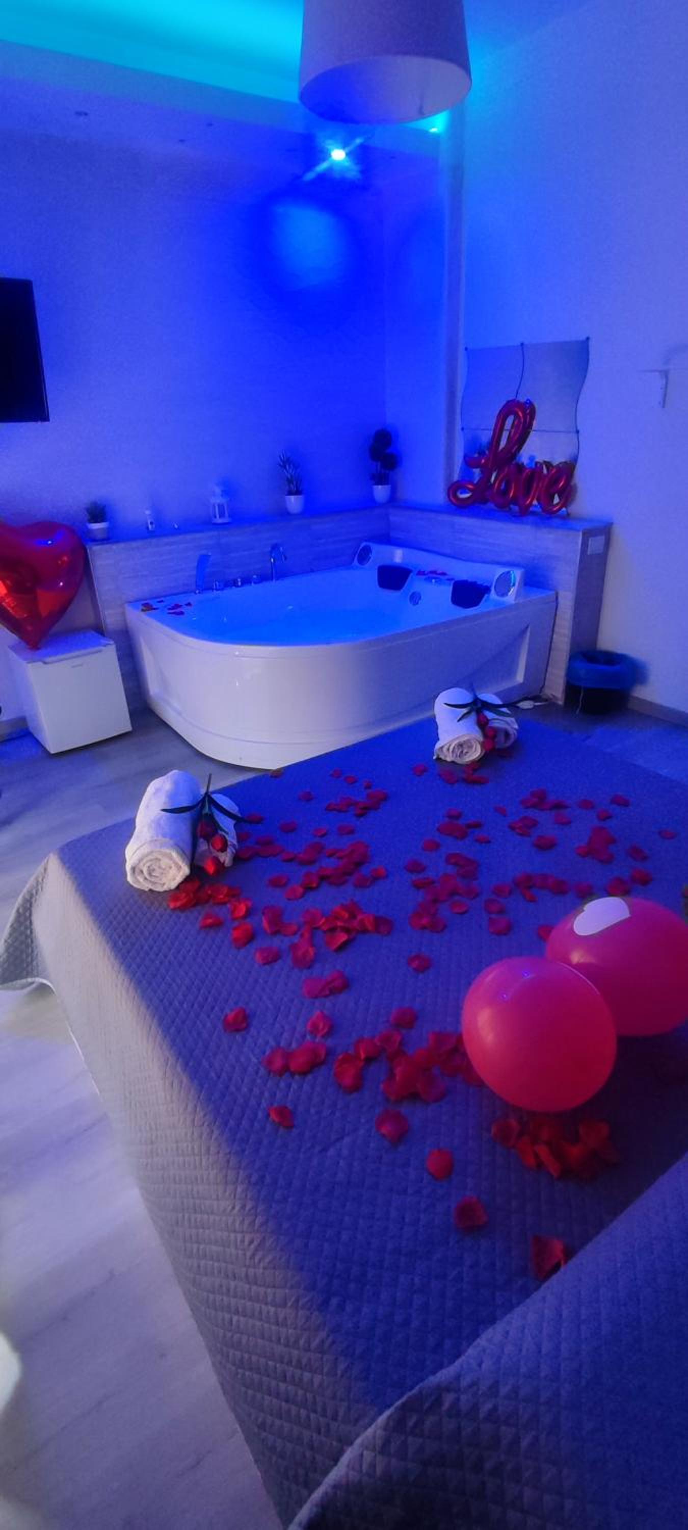 Deluxe Suite with Spa Bath - Photo 11