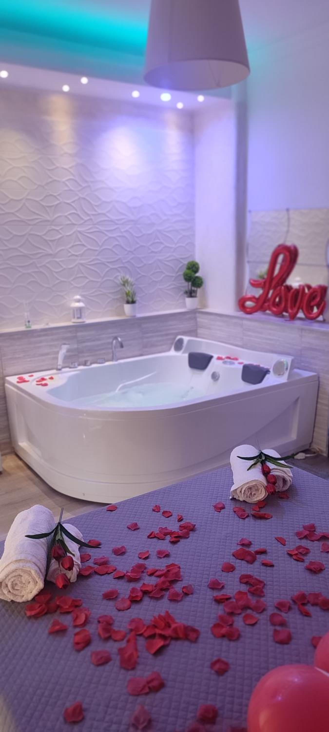 Deluxe Suite with Spa Bath - Photo 27
