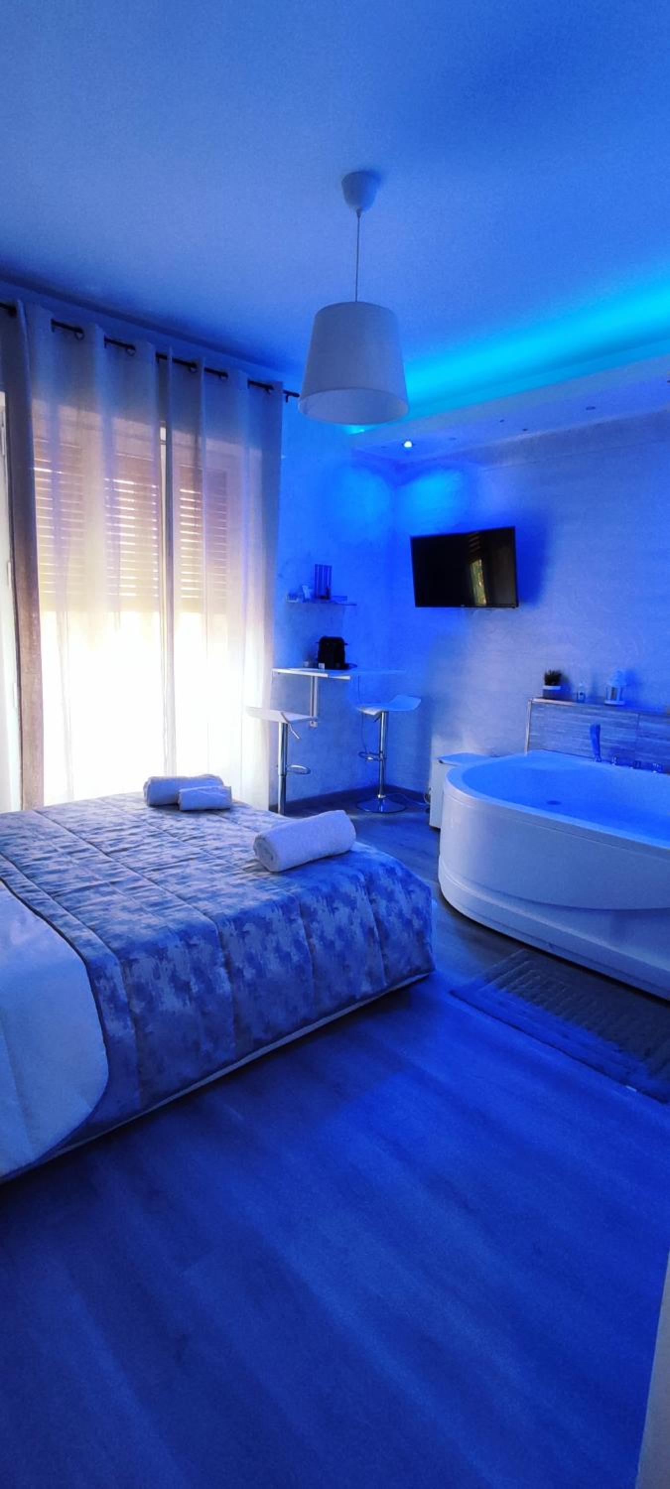 Deluxe Suite with Spa Bath - Photo 5