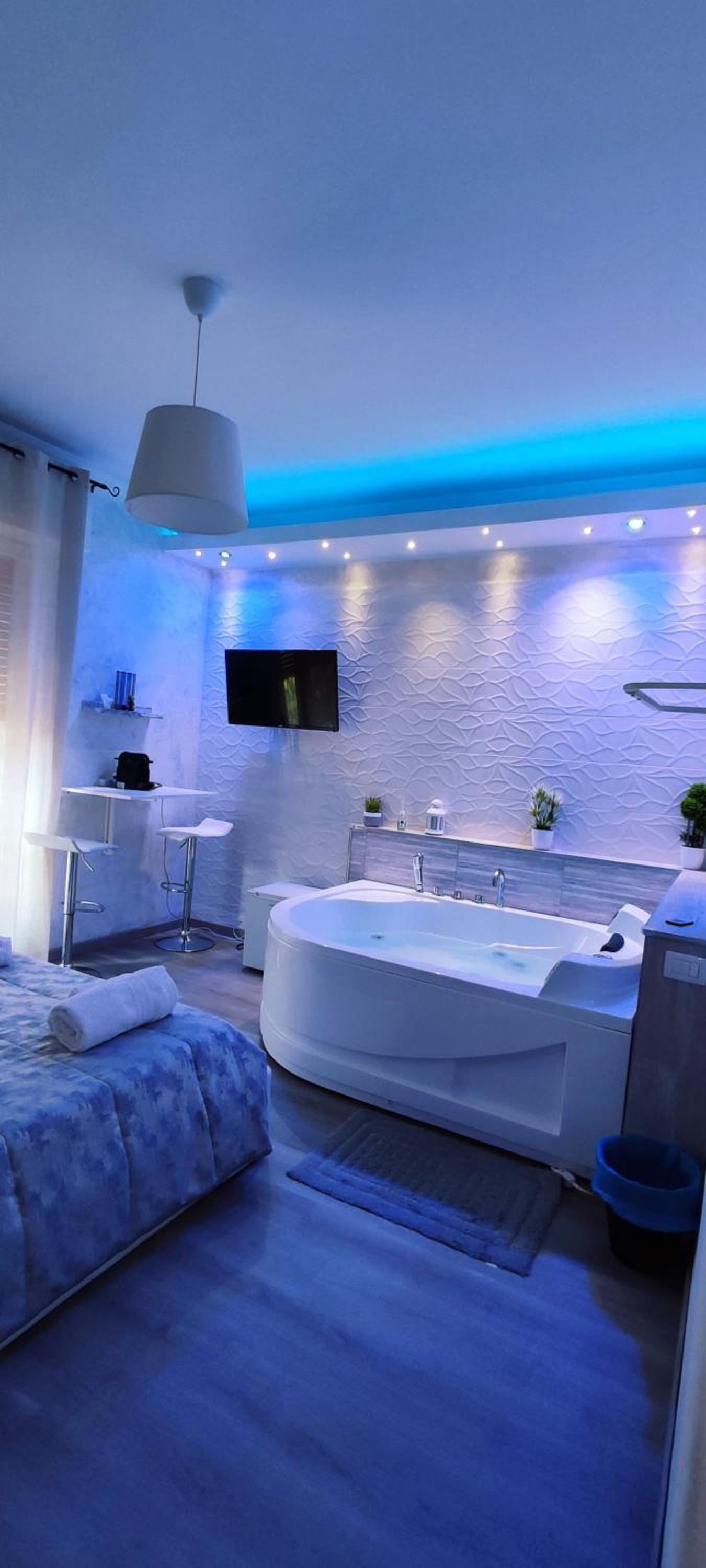 Deluxe Suite with Spa Bath - Photo 24