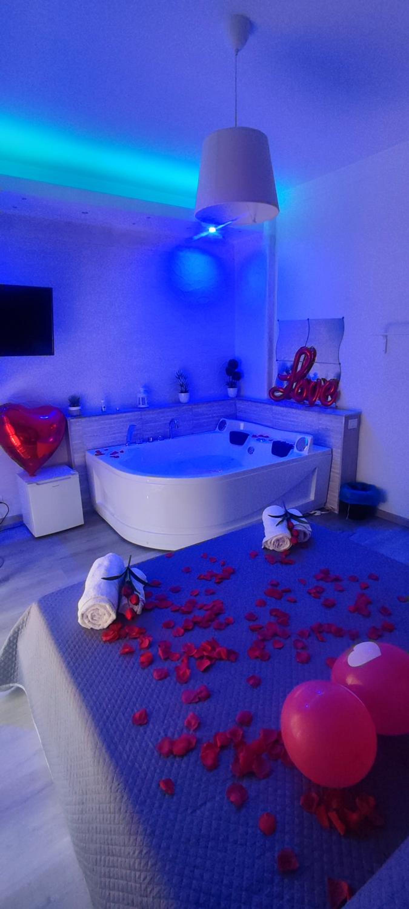Deluxe Suite with Spa Bath - Photo 14