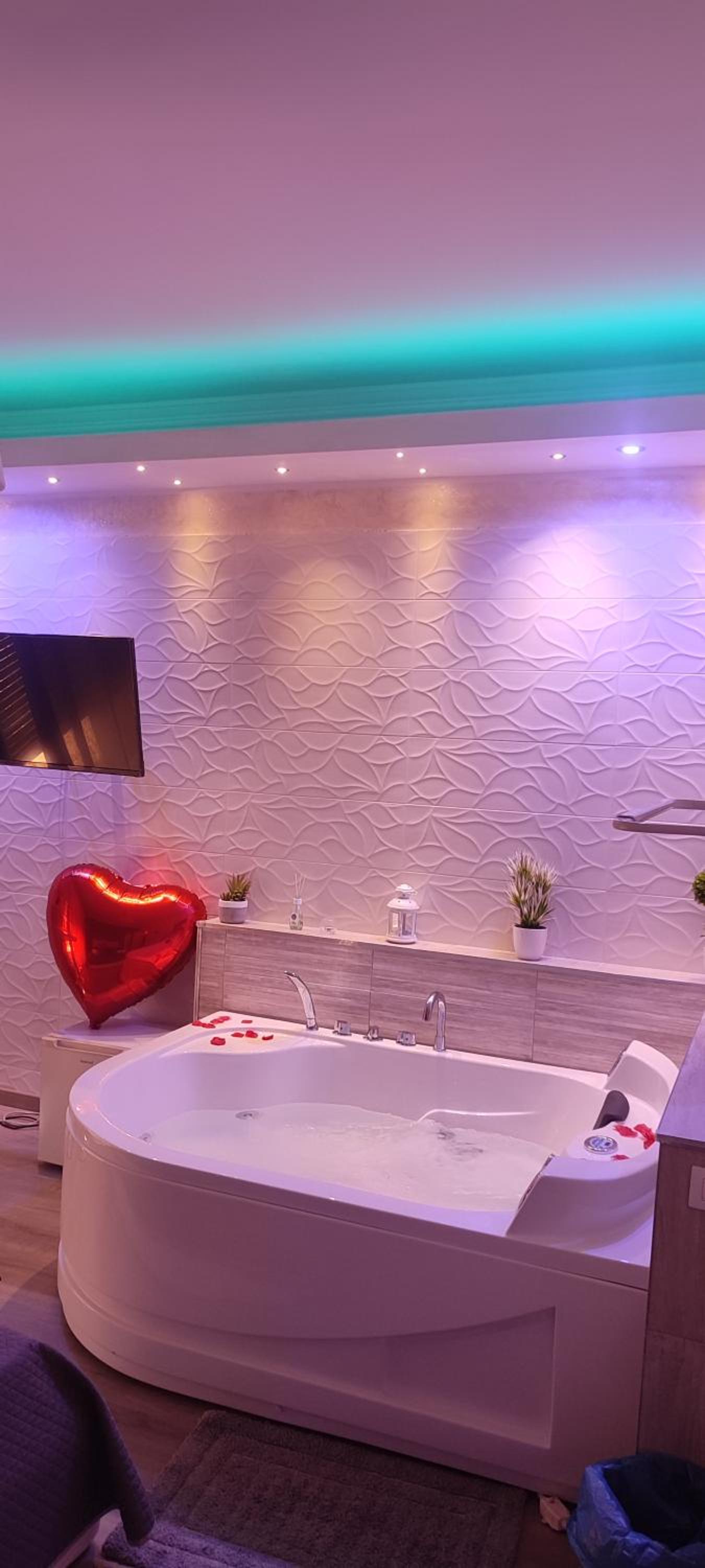 Deluxe Suite with Spa Bath - Photo 12