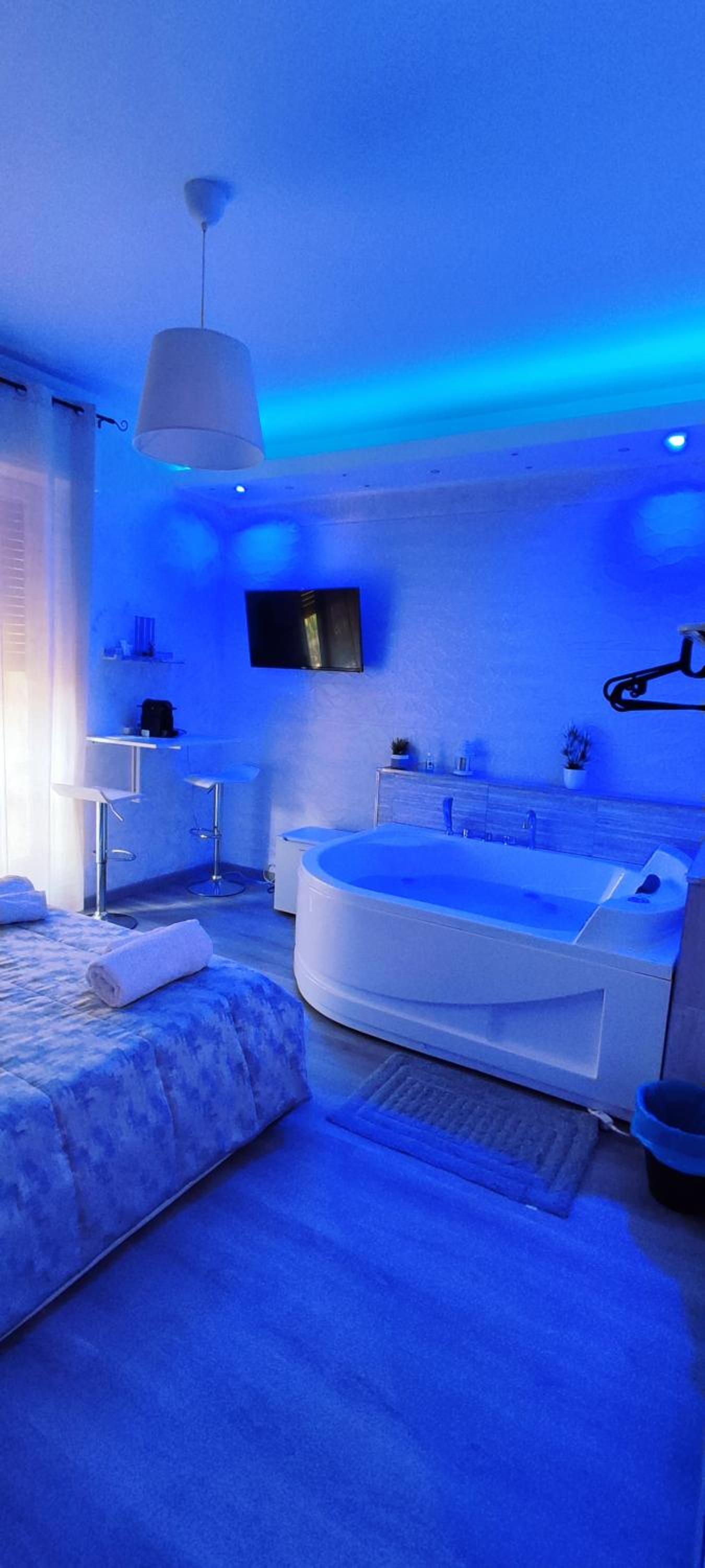 Deluxe Suite with Spa Bath - Photo 1