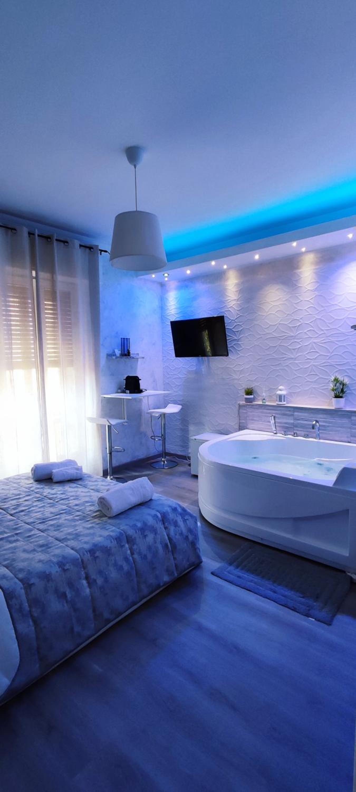 Deluxe Suite with Spa Bath - Photo 8