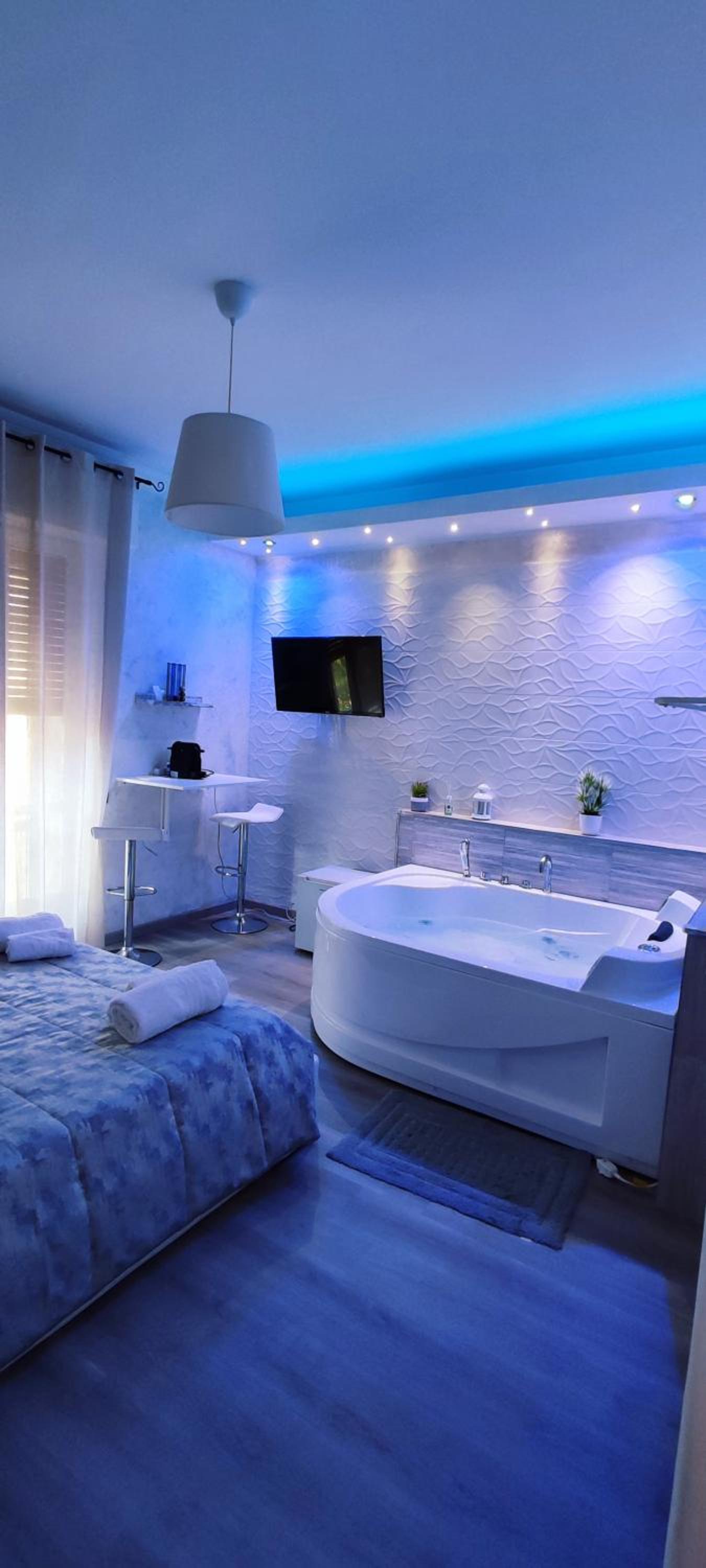 Deluxe Suite with Spa Bath - Photo 4