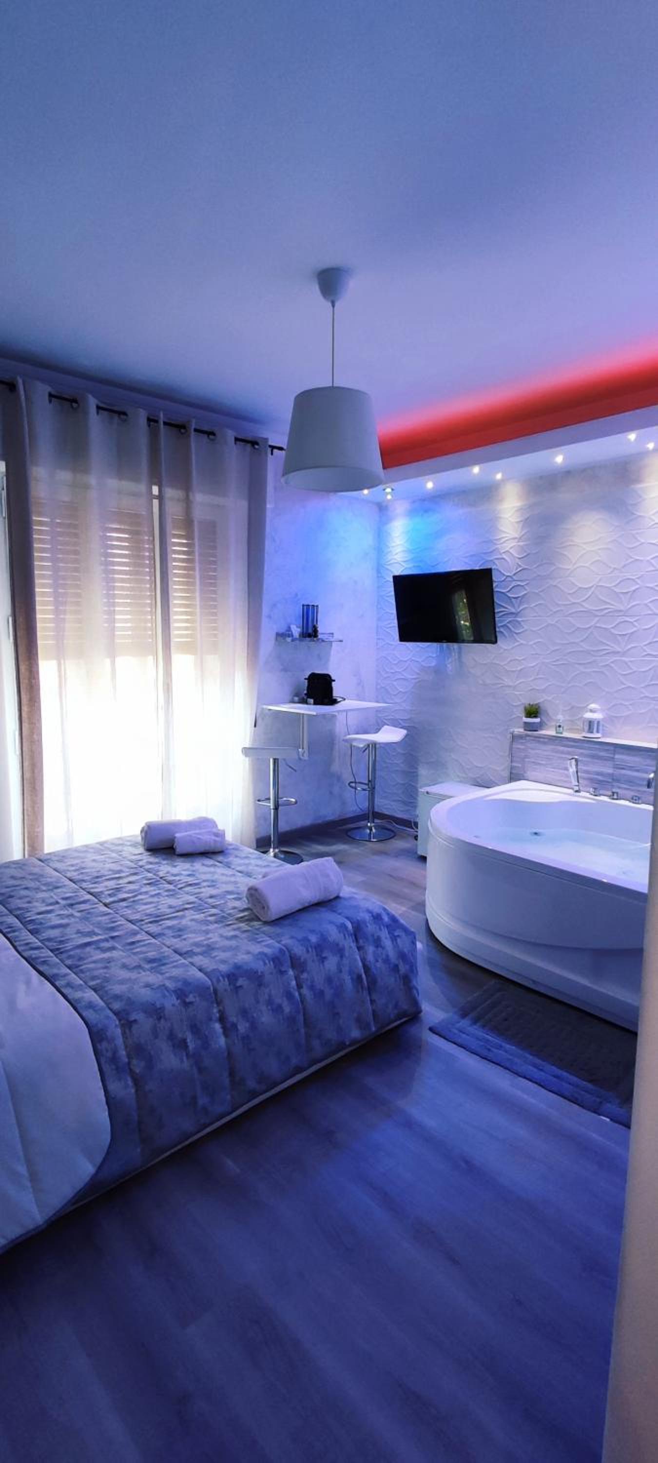 Deluxe Suite with Spa Bath - Photo 3
