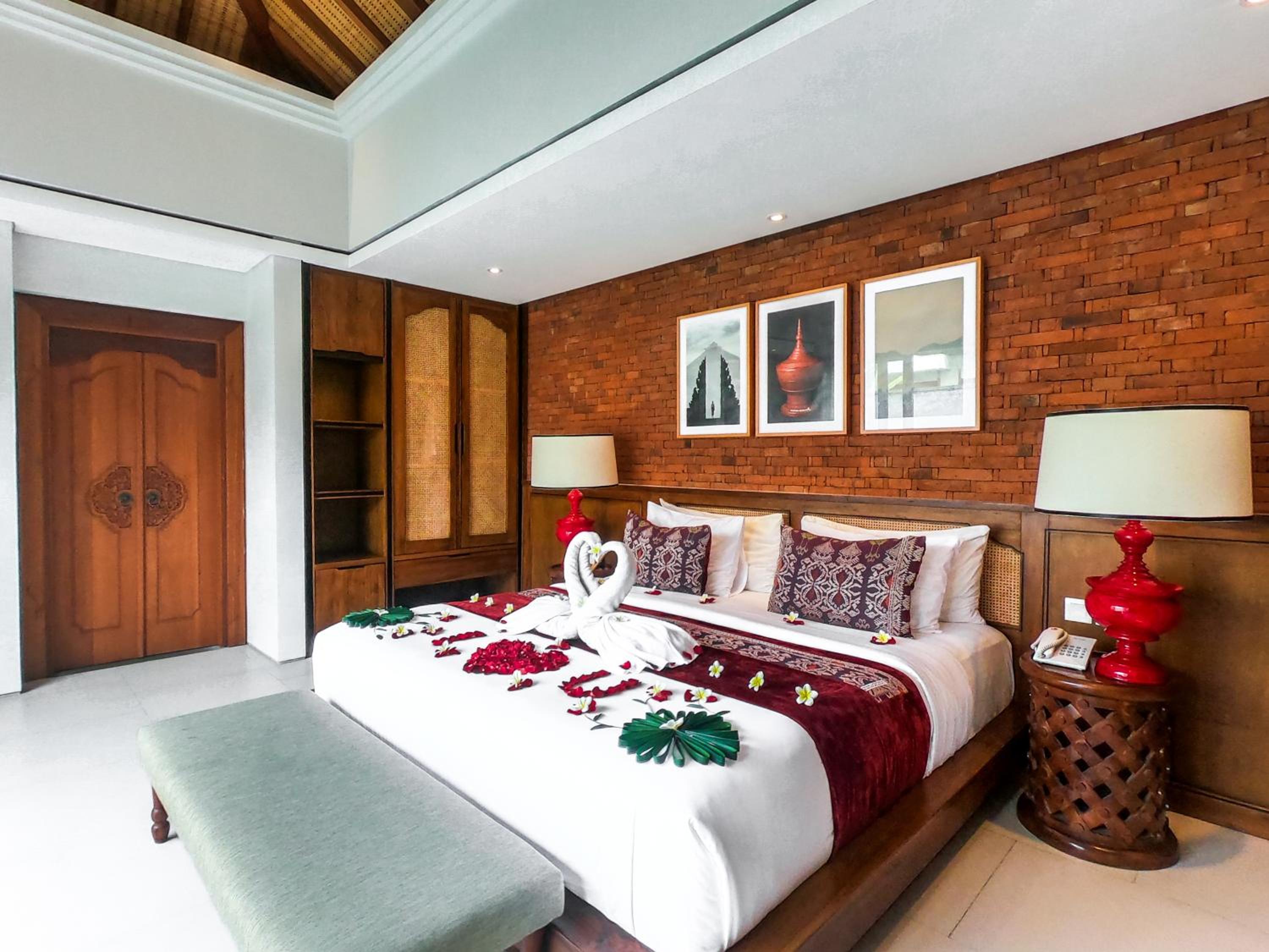 Villa with Private Pool - Photo 2