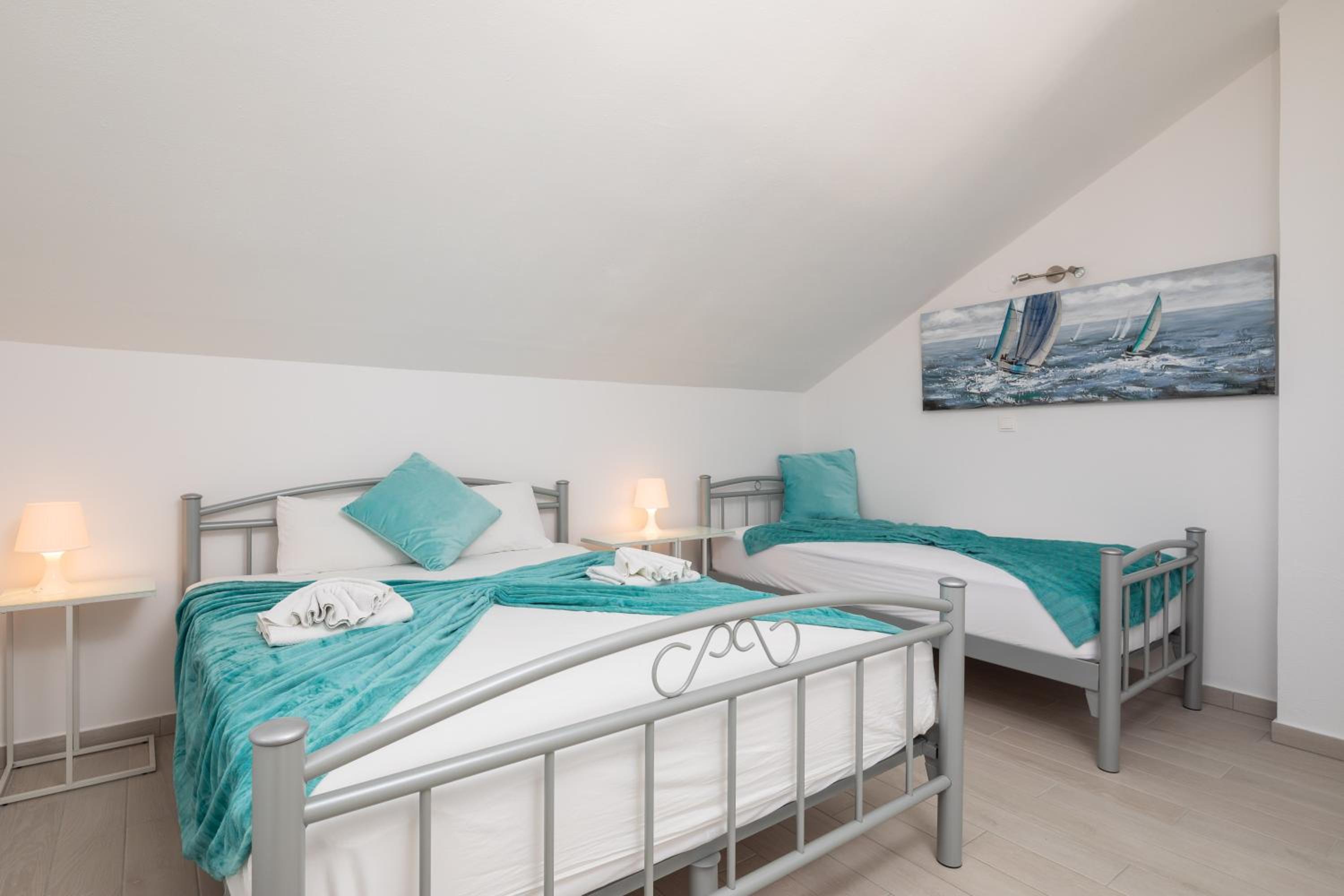 Two-Bedroom Apartment with Sea View - Photo 5