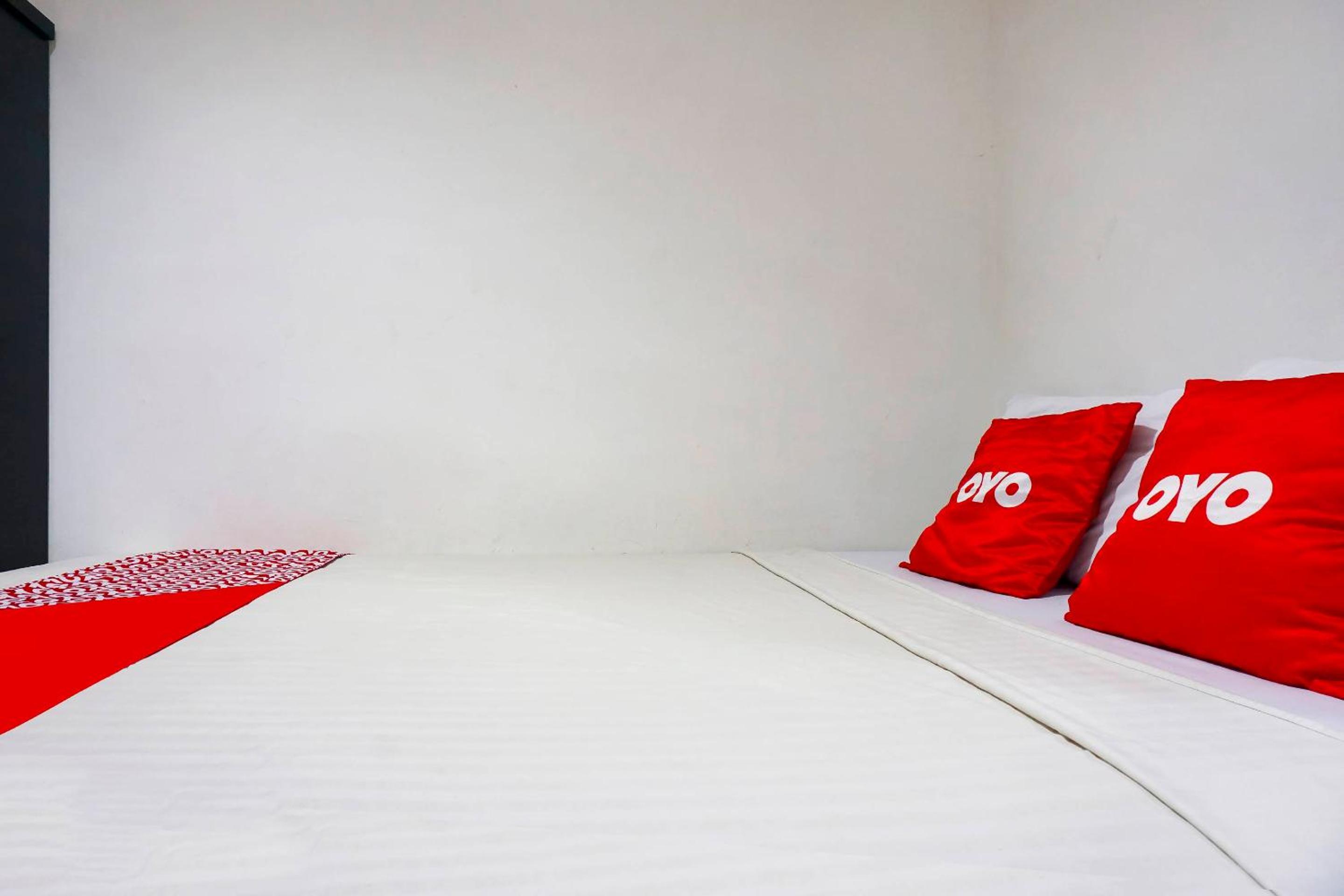 Standard King Room - Photo 13