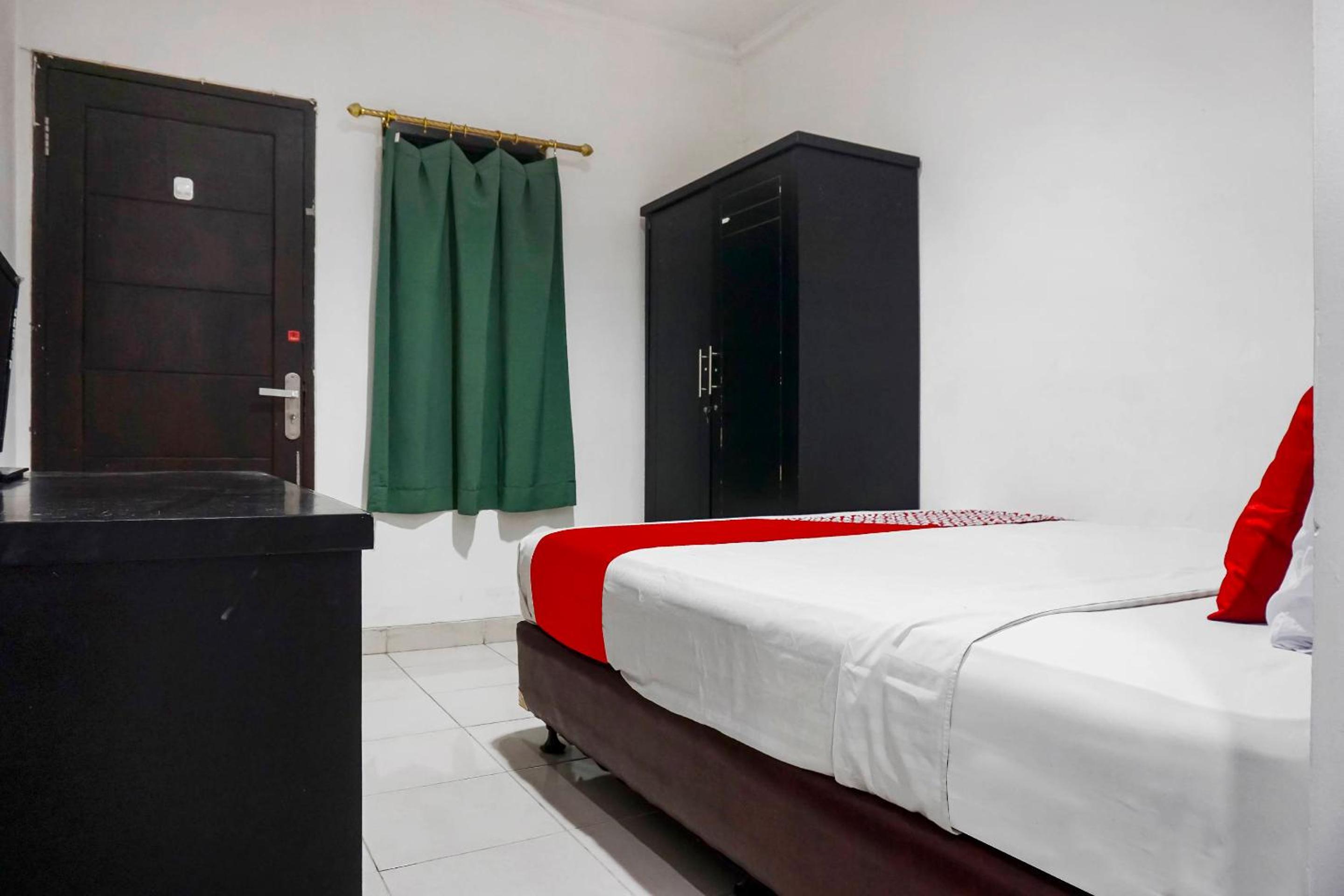 Standard King Room - Photo 12