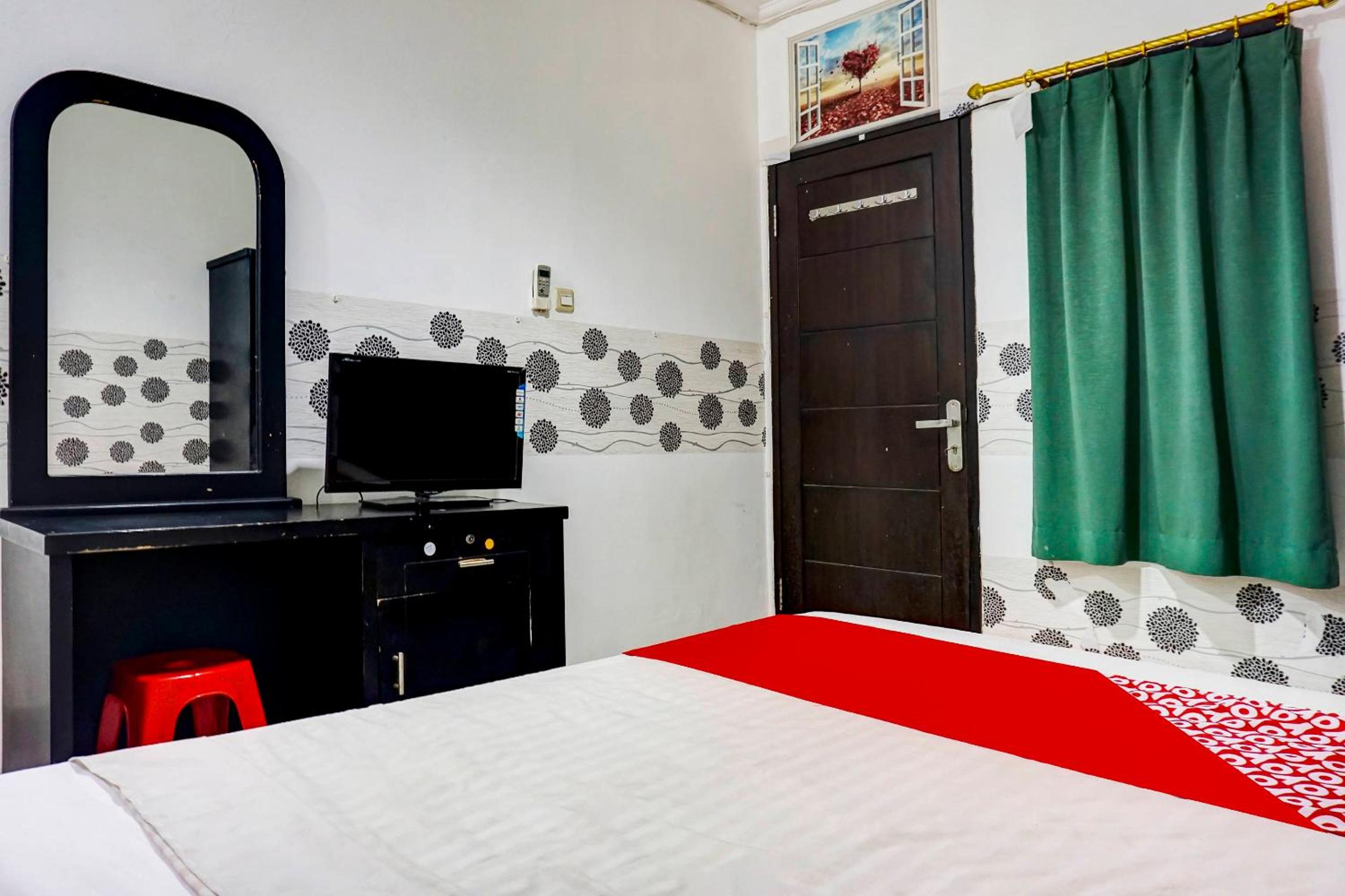 Standard King Room - Photo 9