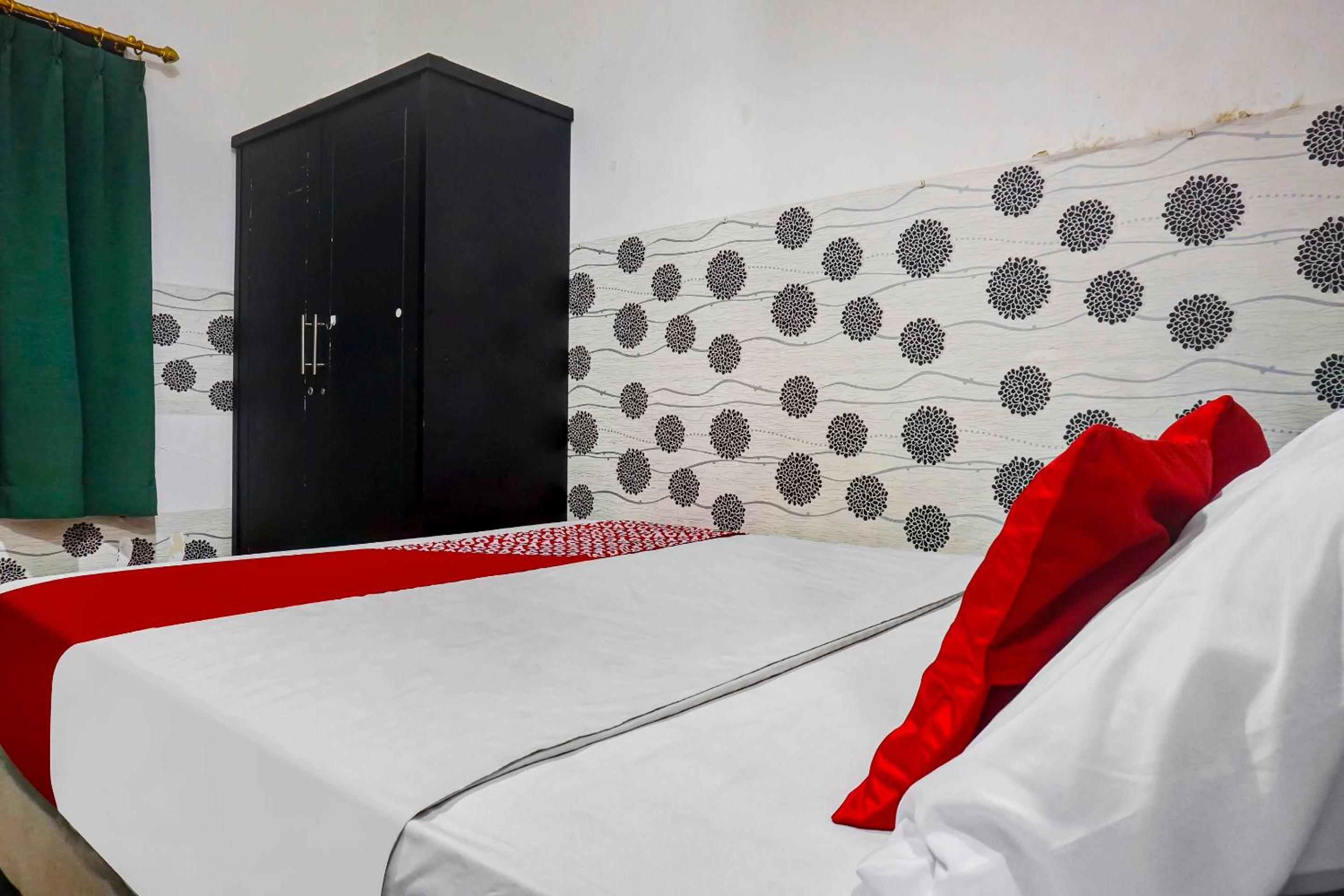 Standard King Room - Photo 10